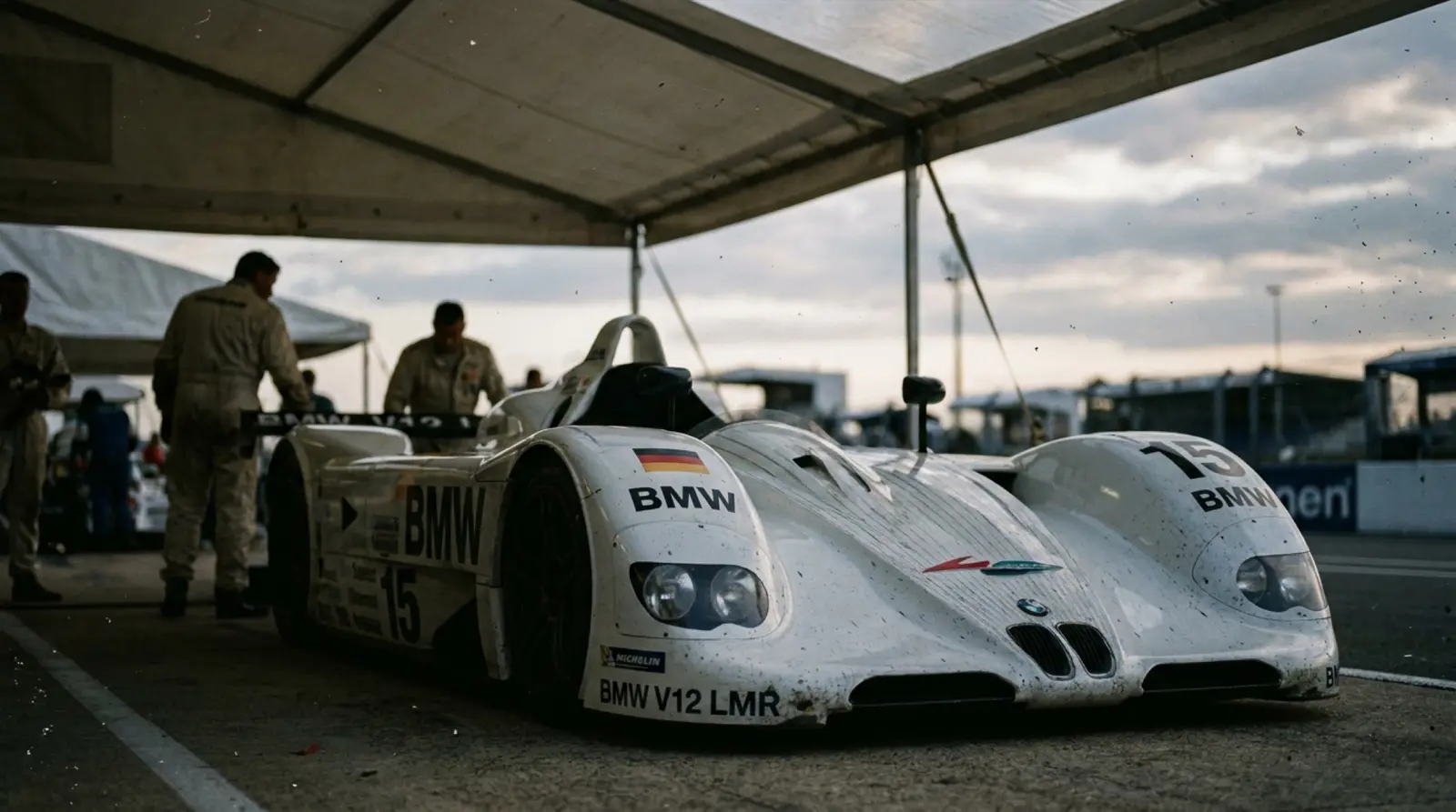Le Mans 24 saat pistinde gece ışıkları altında yarış aracı hız yapıyor, arka diffuser ateşi gözükür