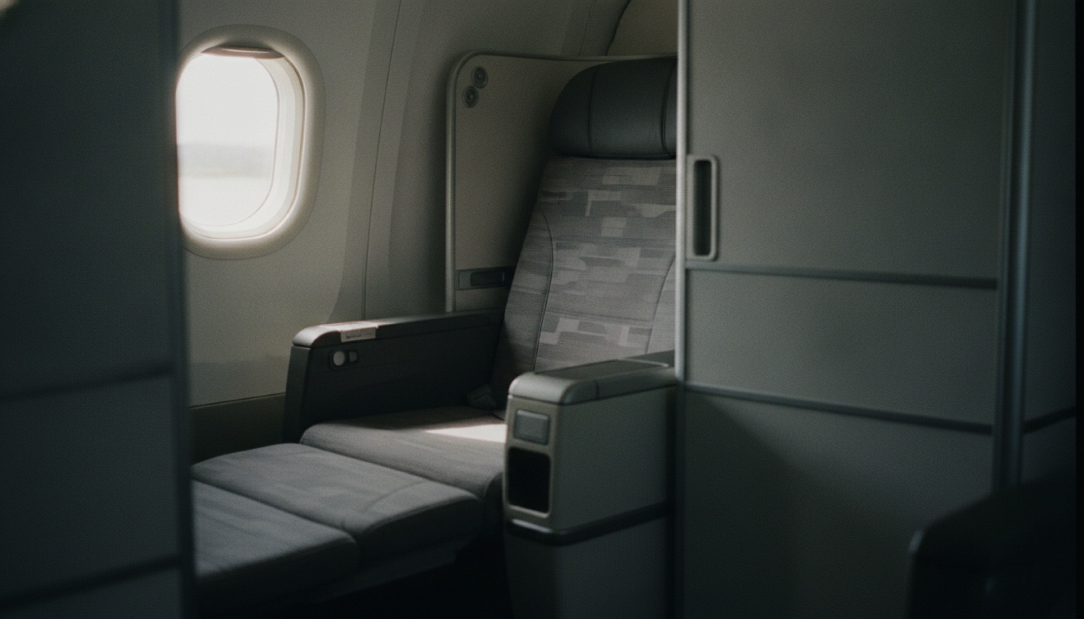 Modern uçak kabininde kapalı business class süit iç mekanı, pencereden doğal ışık, boş koltuk