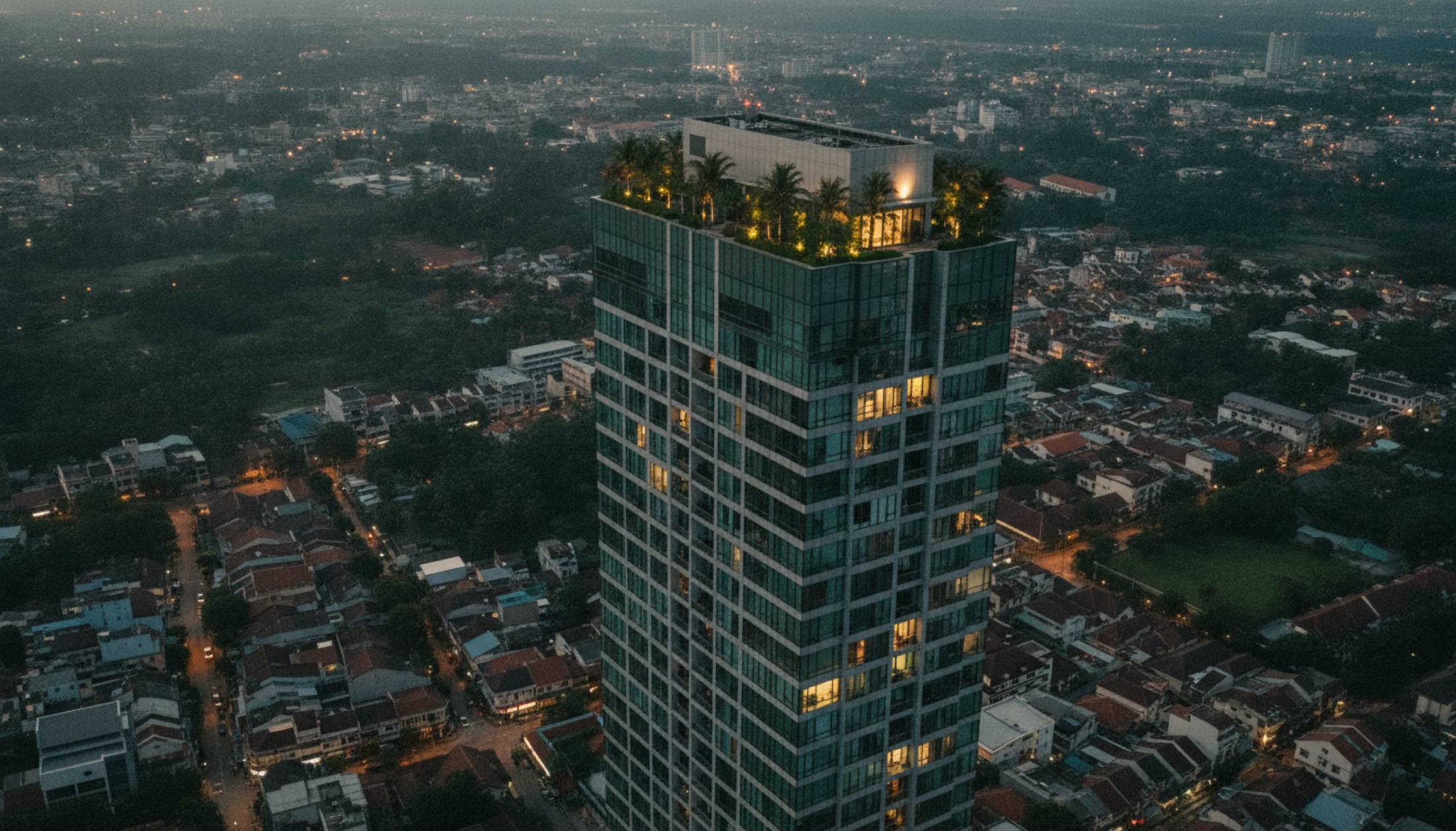 Singapur gökdeleni üst katları alacakaranlıkta, tropikal teraslar ve cam cephe görünümü