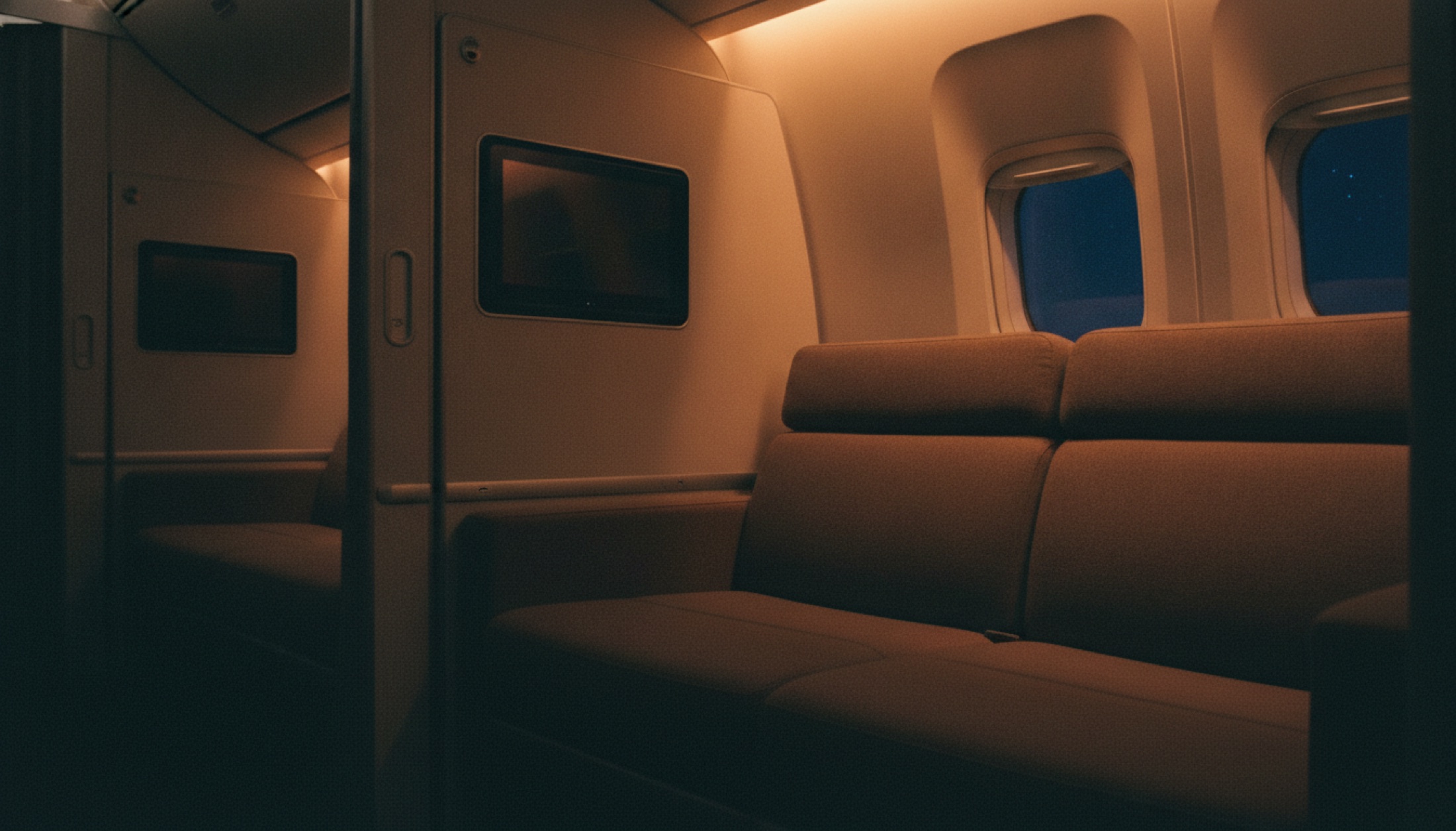 Boeing 787-9 kabininde geniş business class suite: kanepe tasarımlı koltuk ve tam boy kayan kapı