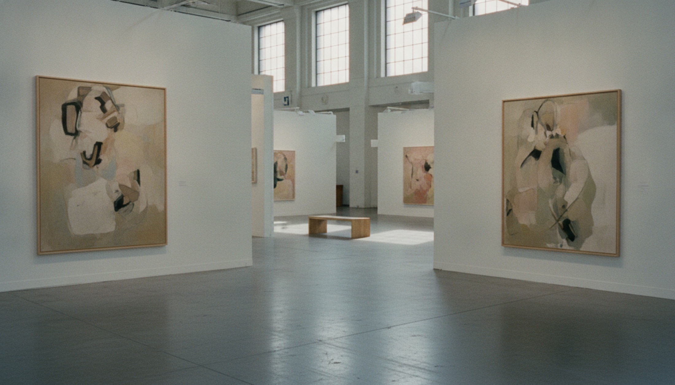 Art Basel 2026 fuar mekânı, soyut tuvallerle dolu geniş beyaz galeri salonu