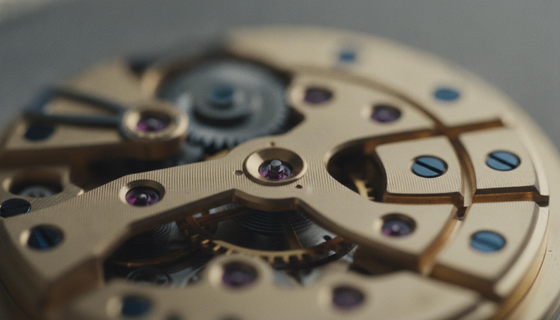 Audemars Piguet Calibre 1150 hareketinin guilloche yüzeyleri ve köprü detayları
