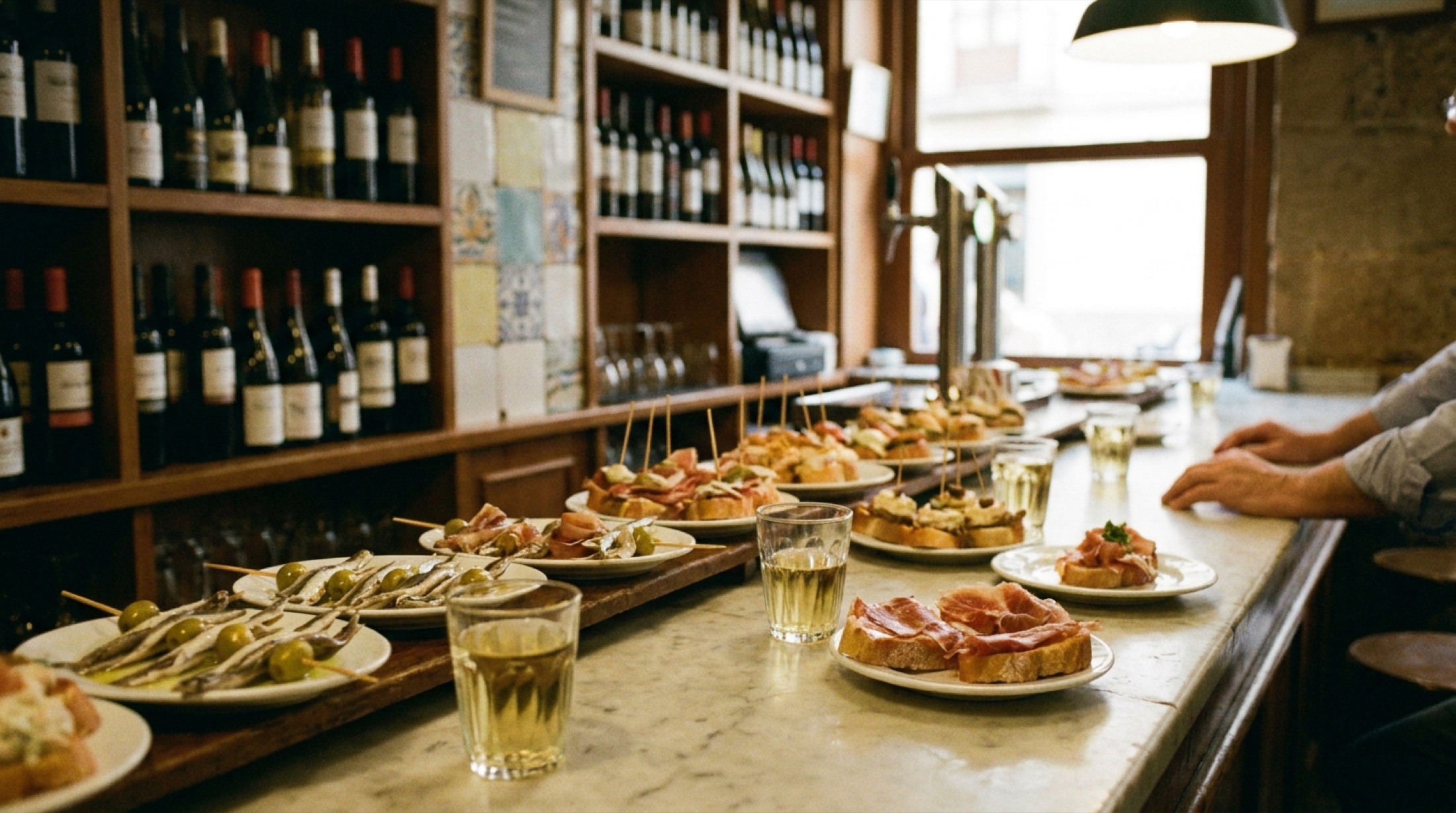 San Sebastián'da Parte Vieja pintxos bar sayacı — hâmsi ve şarap eşliğinde akşam saatleri öncesi