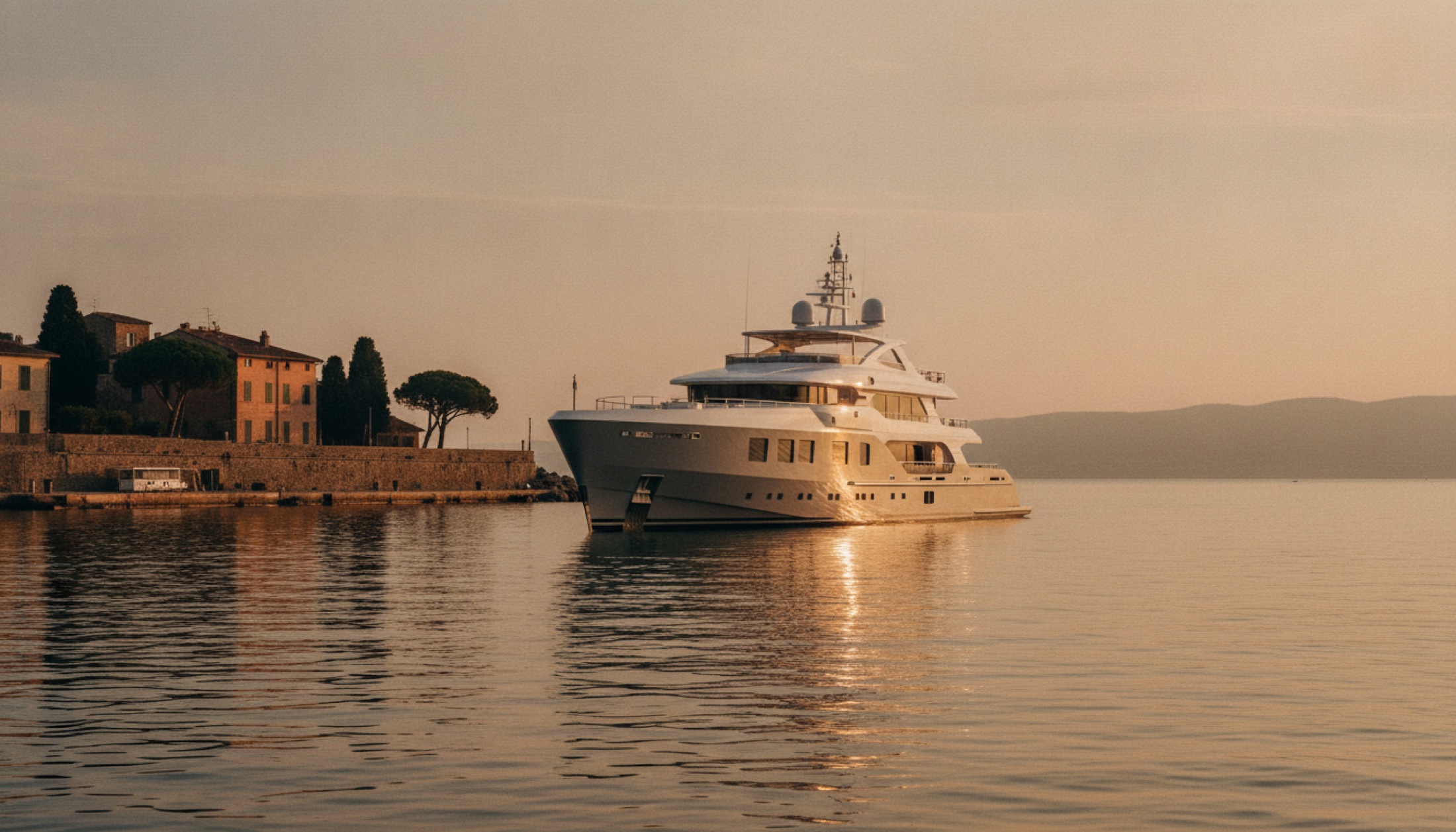 Benetti Inari 50m motor yat, Livorno limanında altın saatte