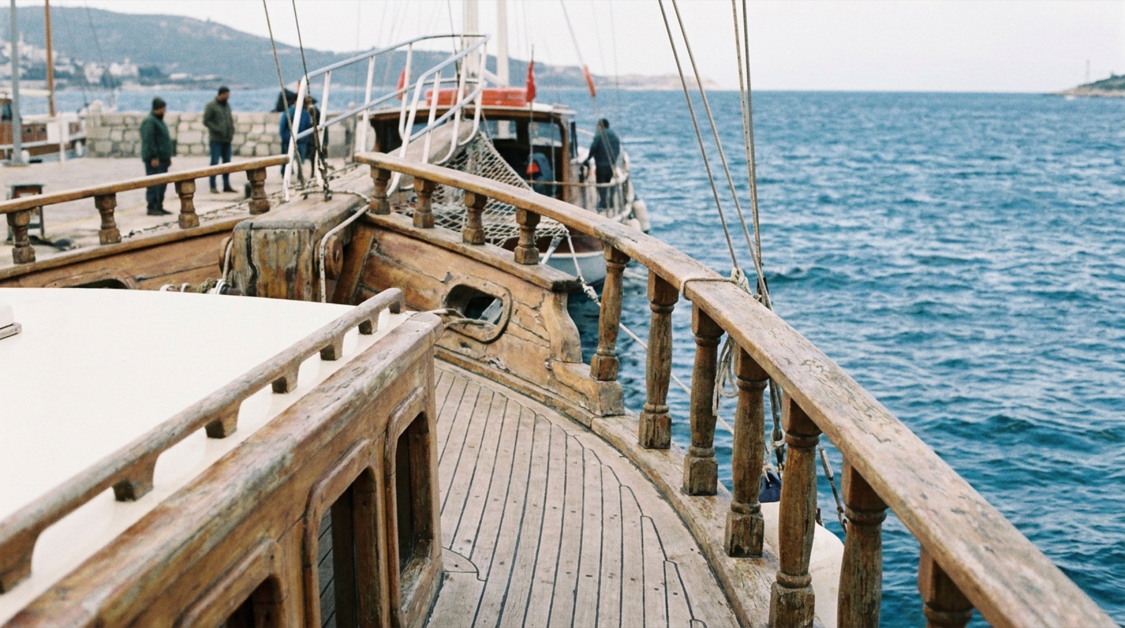Bodrum tersanesinde ahşap gulet gövdesi üzerinde çalışan marangozlar
