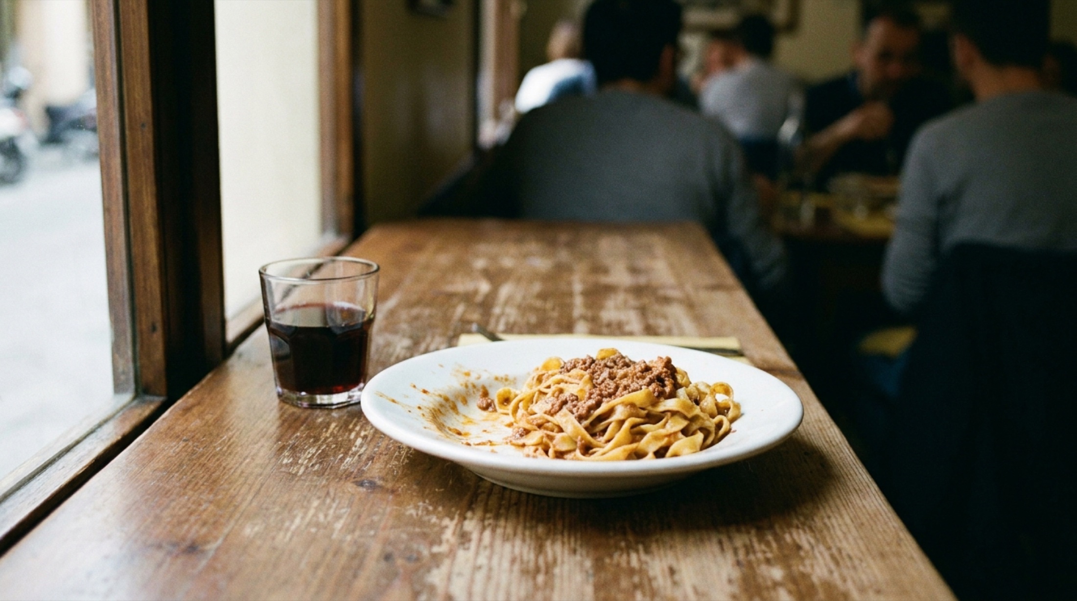 Bologna'nın tarihi çarşısında elde açılan tagliatelle ve geleneksel ragù hazırlığı