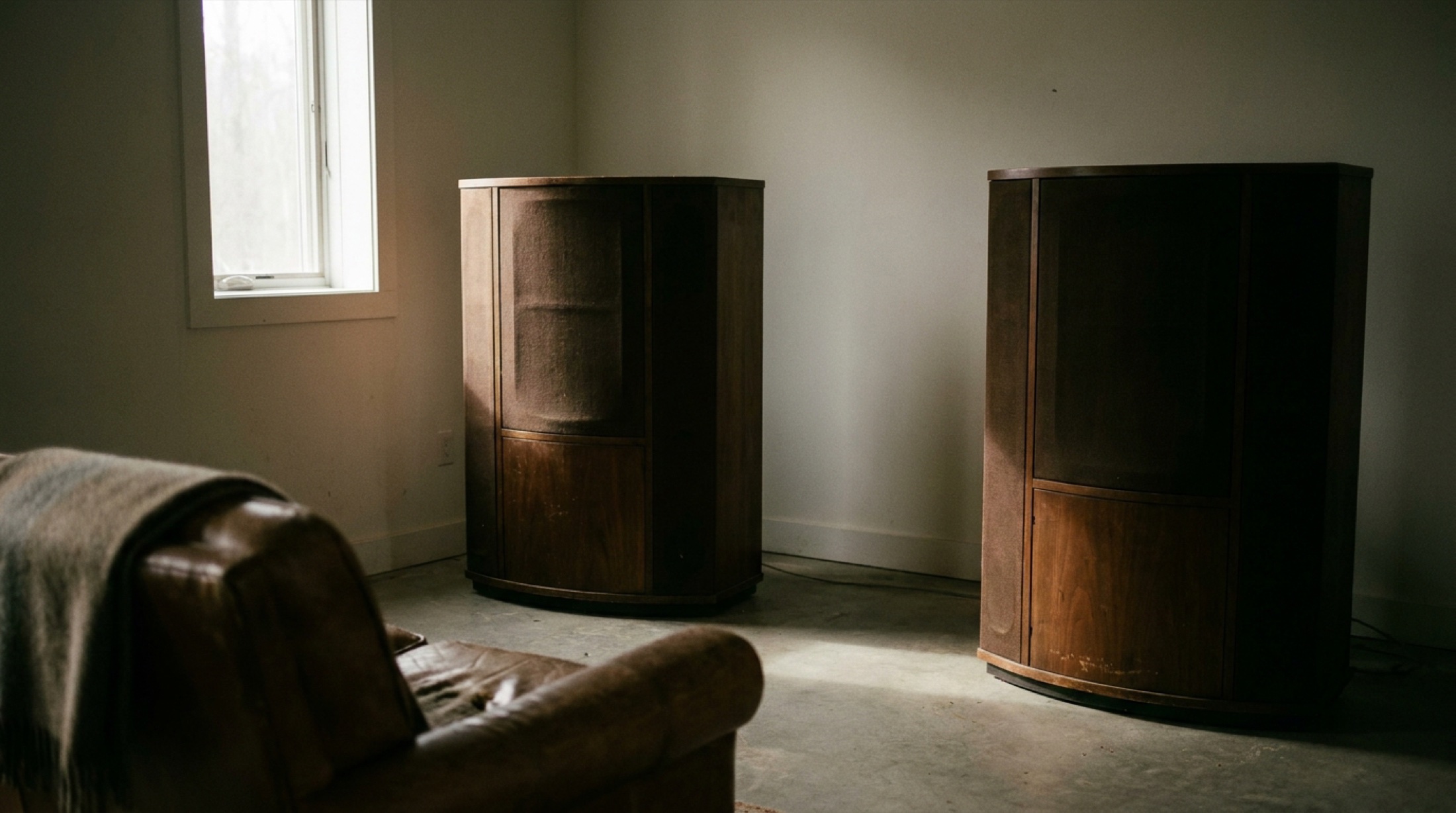 Bowers & Wilkins 800 Serisi Diamond D5 hoparlör çifti, minimal bir dinleme odasında