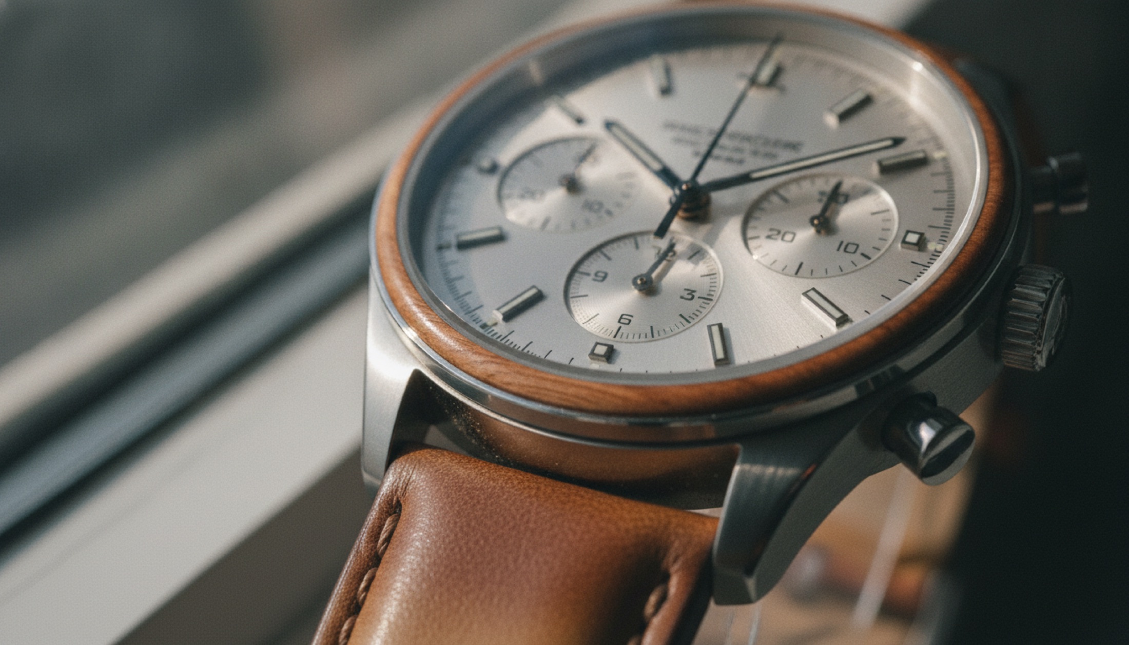 Breitling Top Time B01 Chronograph 41 DB5 versiyonunda ahşap rehaut detayı, degrade deri kayış