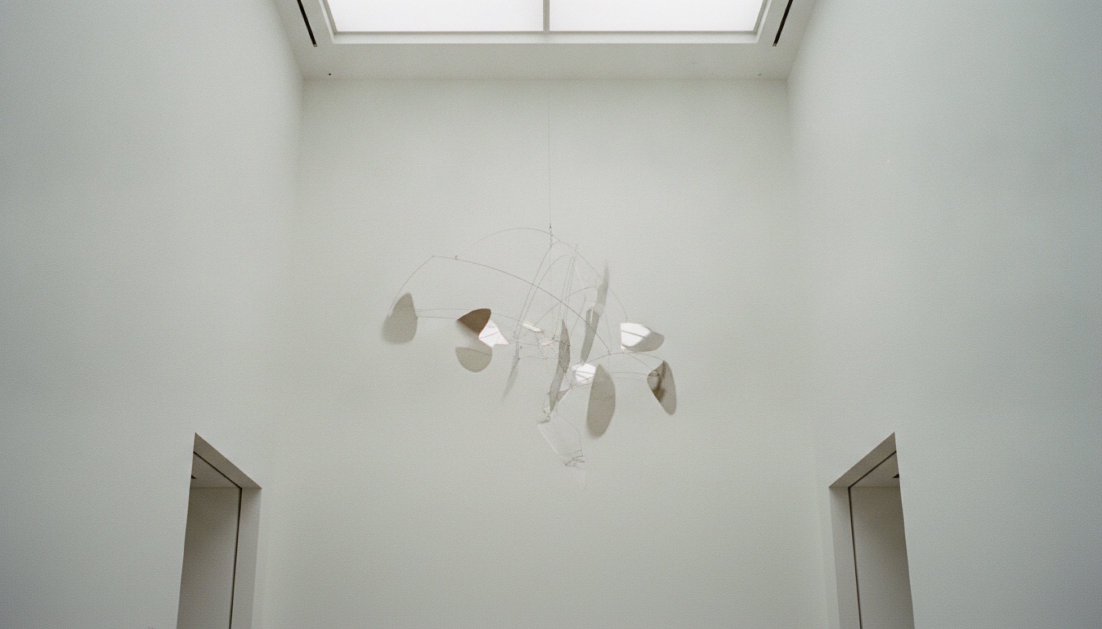 Fondation Louis Vuitton galerisinde Calder mobilinin tavandan sarktığı geniş açılı iç mekân
