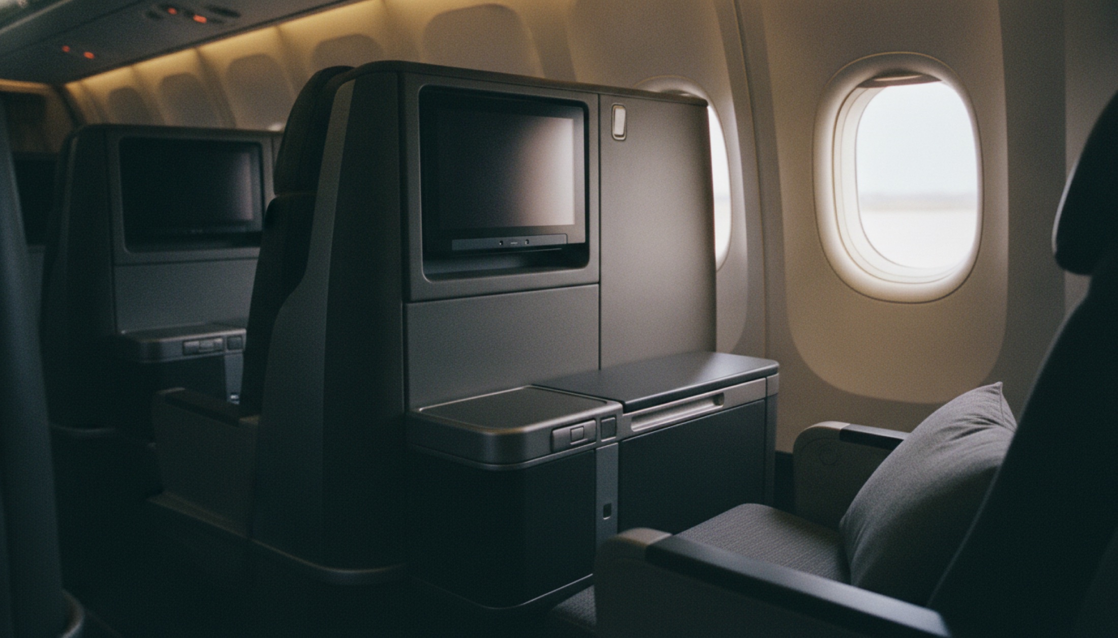 Cathay Pacific A330 Aria Studio business class kabin düzeni: herringbone 1-2-1 konfigürasyonunda boş flatbed koltuklar, fütüristik kabin aydınlatması