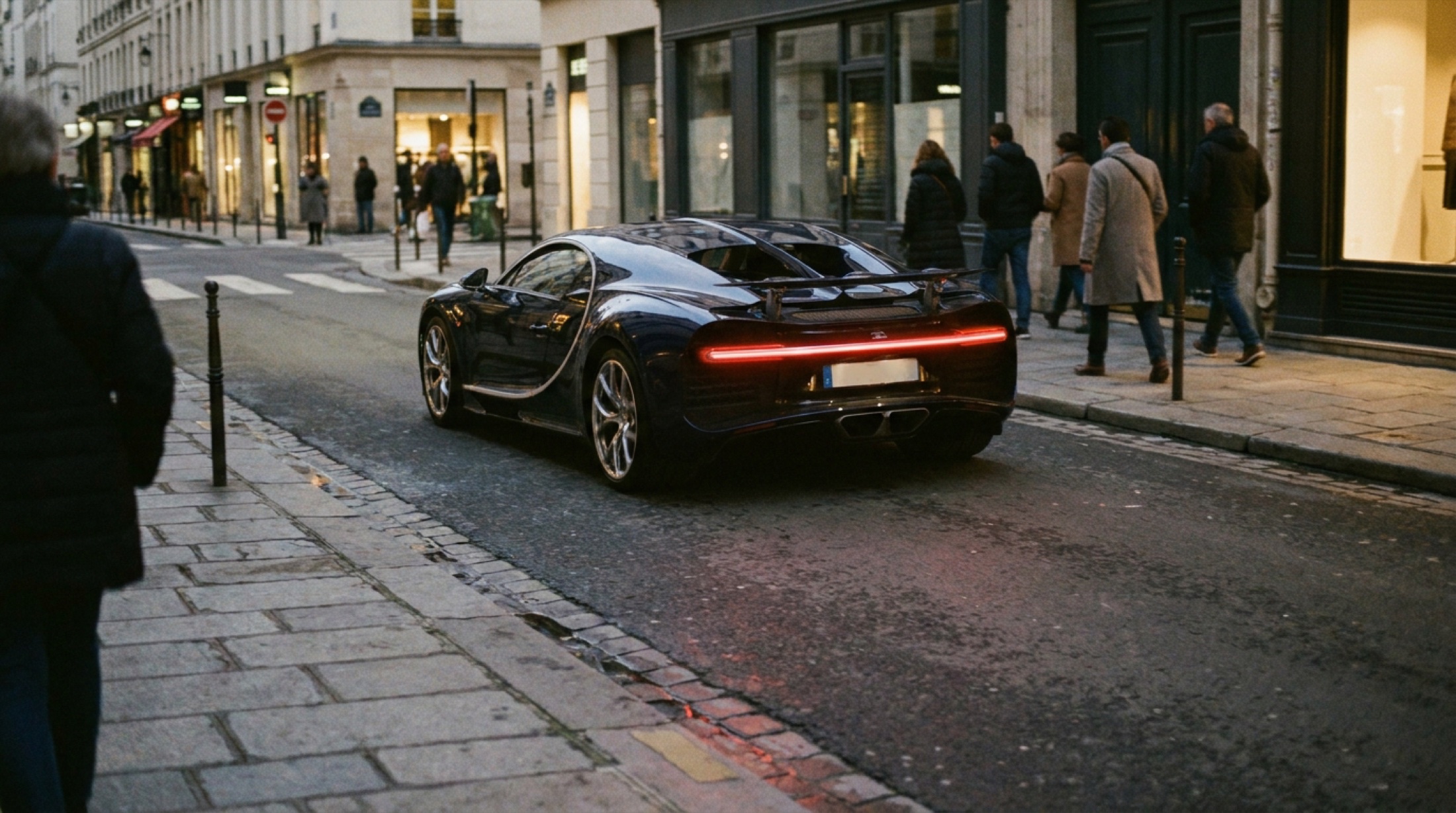 Bugatti Chiron motoru üstten görünüm, dört turbo ve mavi soğutma boruları görünür