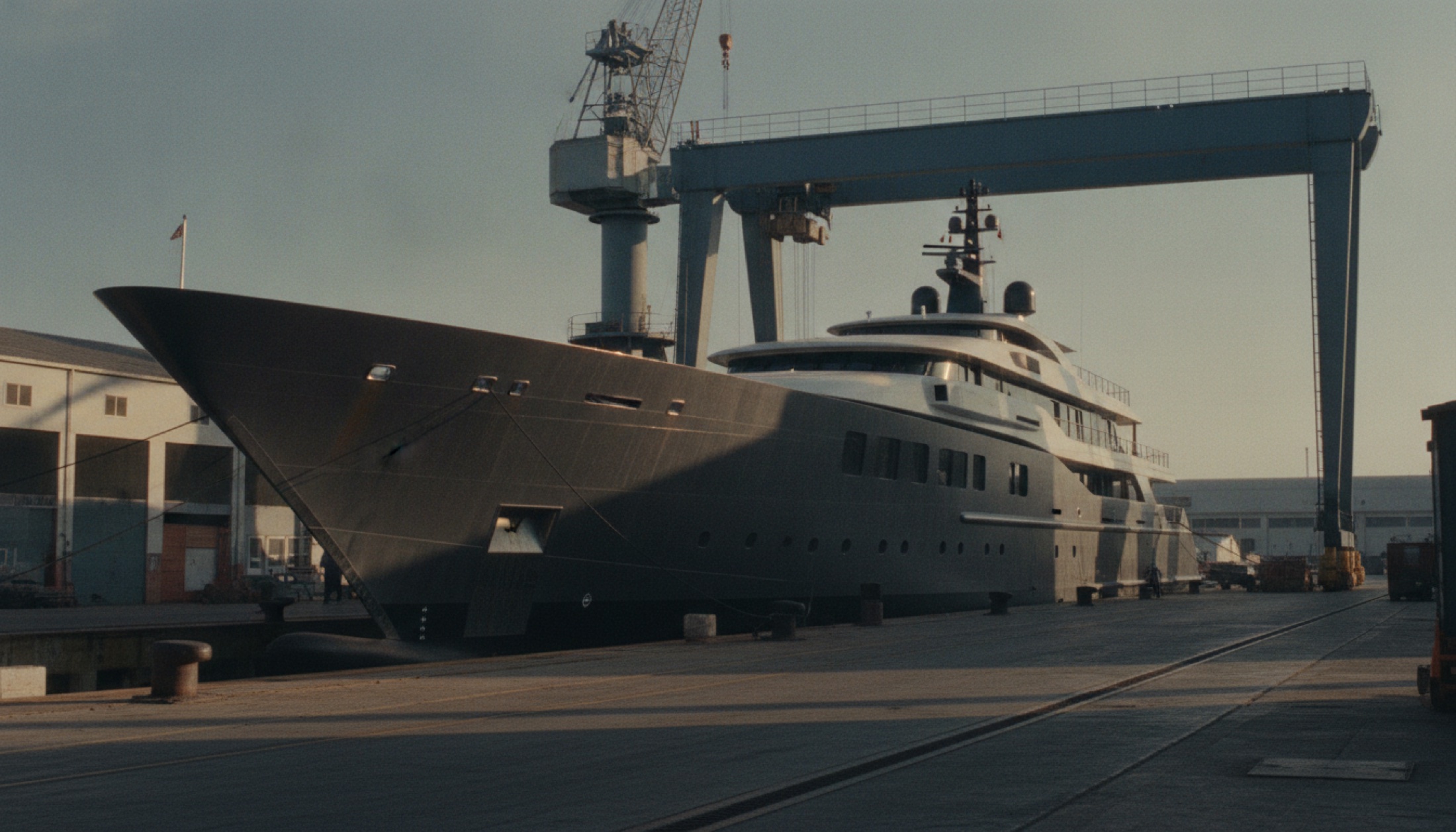 CRN Project Thunderball 70 metrelik motor yat Ancona tersanesinde alçak yelkenci profiliyle iskele kenarında