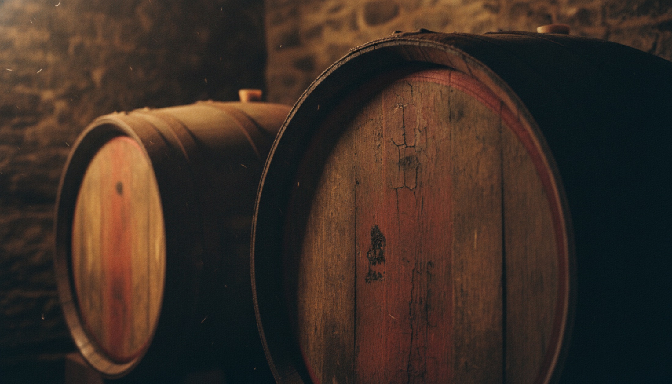 Edradour Enigma çift baskısı için ilham: taş zeminli bir deponun derinliğinde iki yaşlı sherry fıçısı