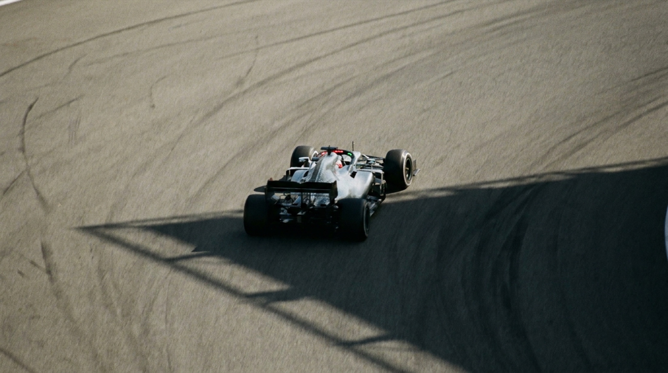 F1 2026 aracı virajda hibrit enerji göstergeleriyle üstten fotoğraflanmış