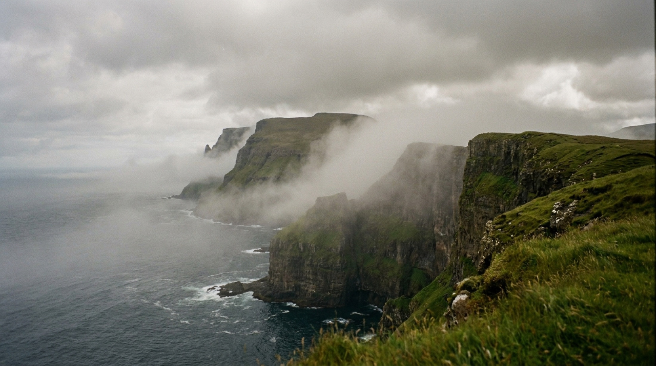 Faroe Adaları'nda bazalt kayalıkları ve Atlantik'ten gelen sis, insan yok