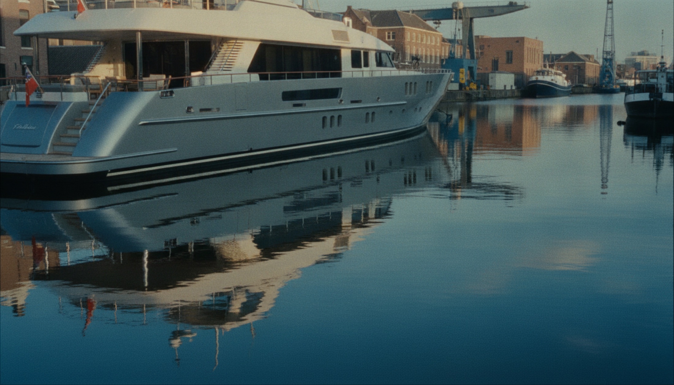 Feadship Milky Way 828 süperyatı Amsterdam tersanesinde suya indiriliyor