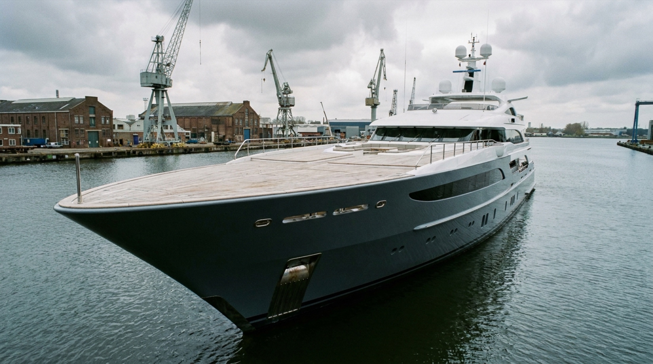 Feadship Thalassa 80 metre süperyat, Hollanda tersanesinde su üzerinde alçak silüetiyle