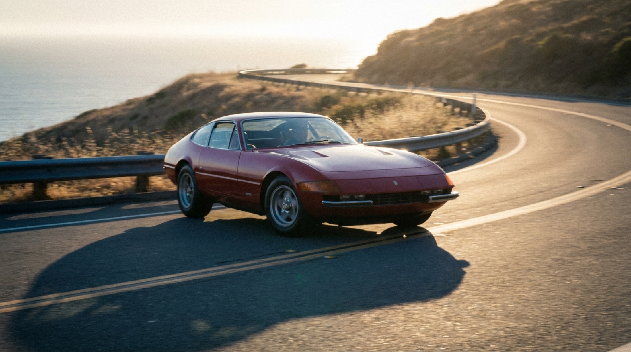 Ferrari 12Cilindri kırmızı kıyı yolunda alacakaranlıkta ön motor gövdesiyle
