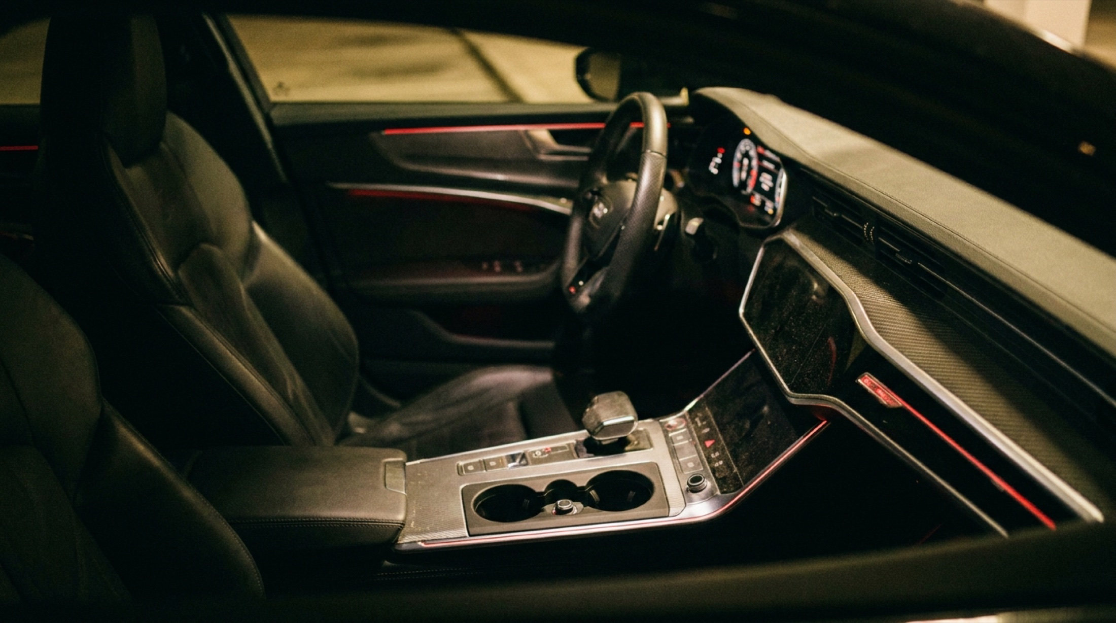 Yarış mirası hypercar kokpiti gece detayı, karbon dashboard ve enstrüman ışıkları