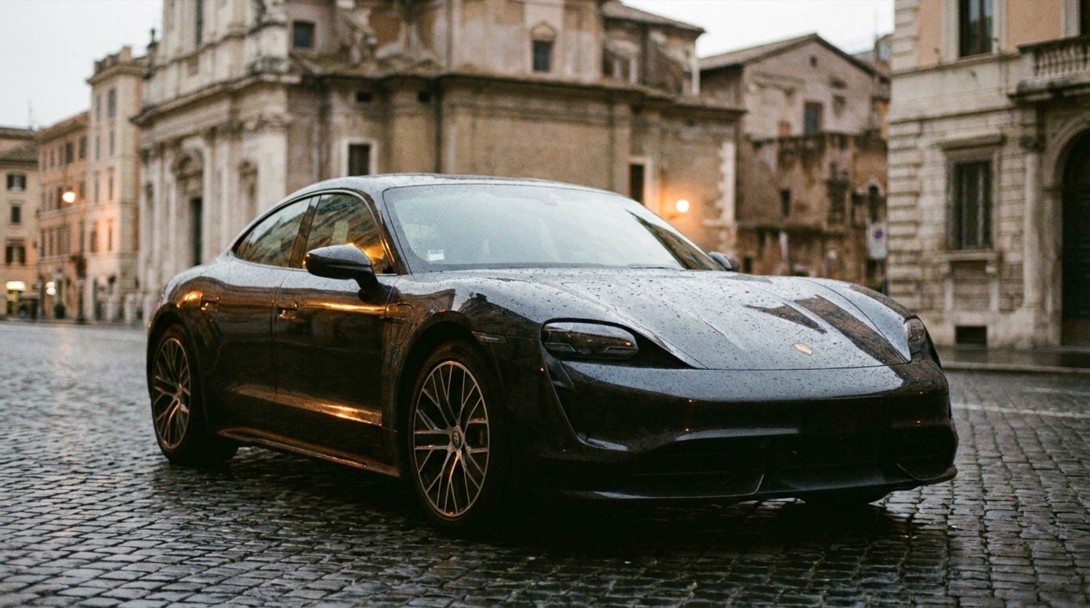 Ferrari Luce elektrikli otomobil Roma sokağında sabah ışığında