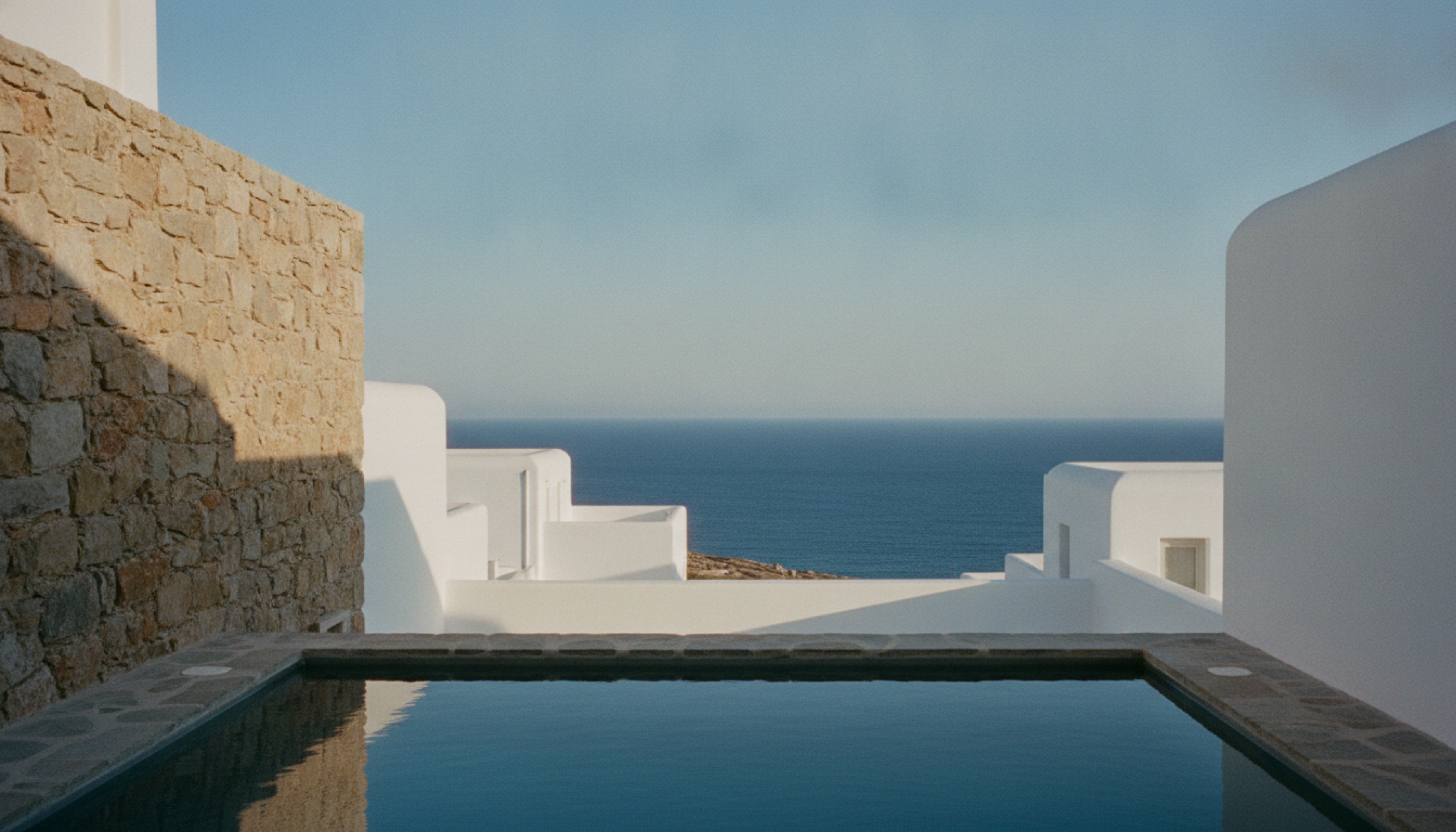 Mykonos'ta Kalo Livadi körfezine açılan Kikladik teras ve sonsuzluk havuzu