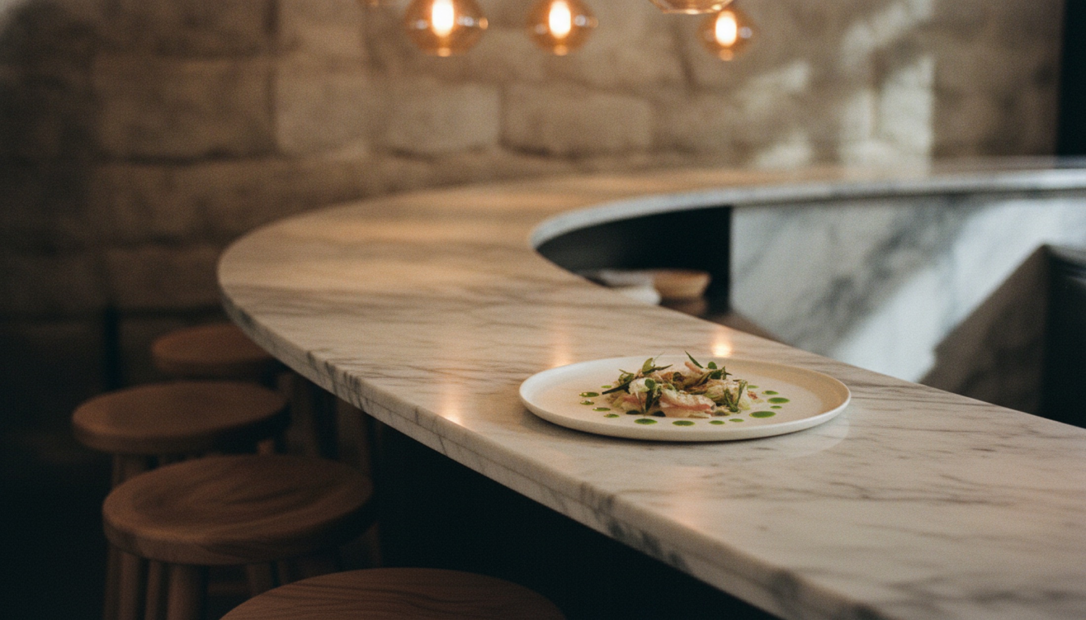 Agosto restoranında mermer chef's counter ve tek kompozisyon tabak