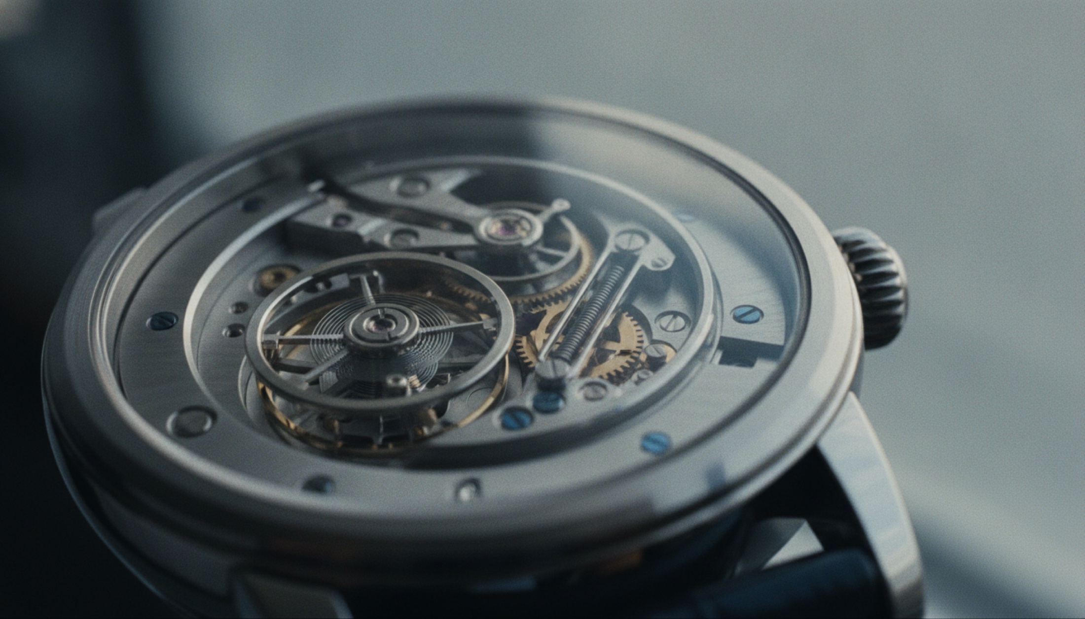 Sabit-güç tourbillon karyolası görünen mekanik saat kalibrının makro detayı