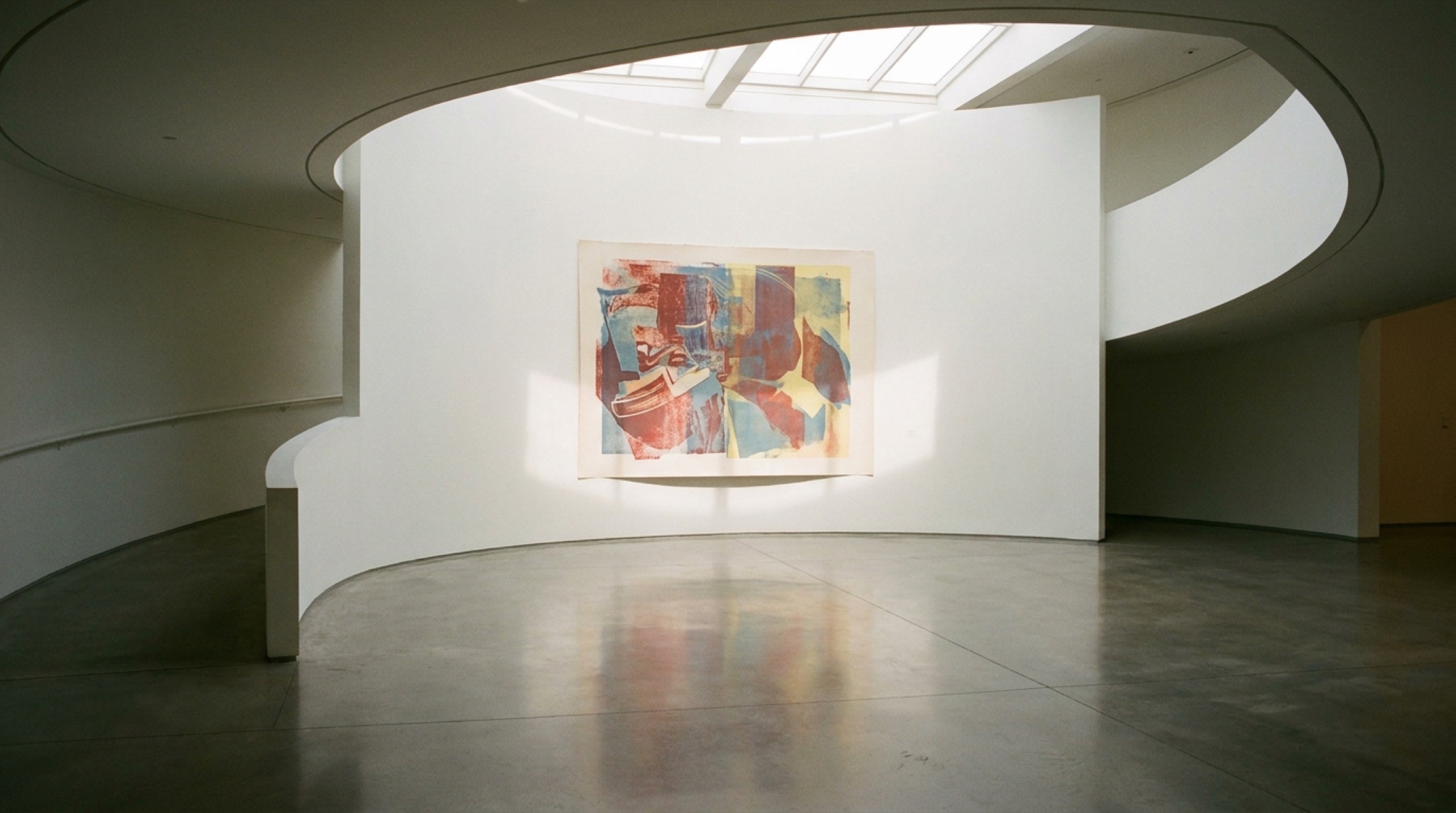 Guggenheim'ın spiral galerisinde büyük format renkli bir baskı eser