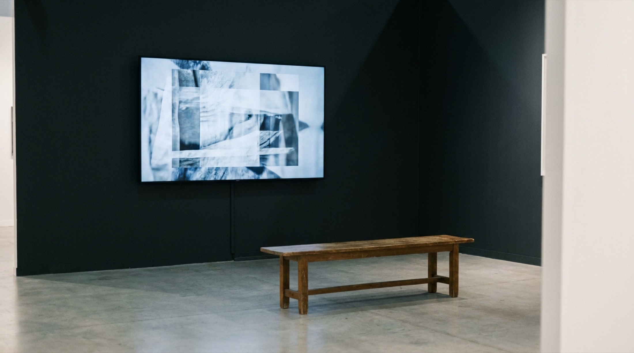 Sanat fuarı standında tek bir video enstalasyonu ekranı karşısında izleyici koltuğu