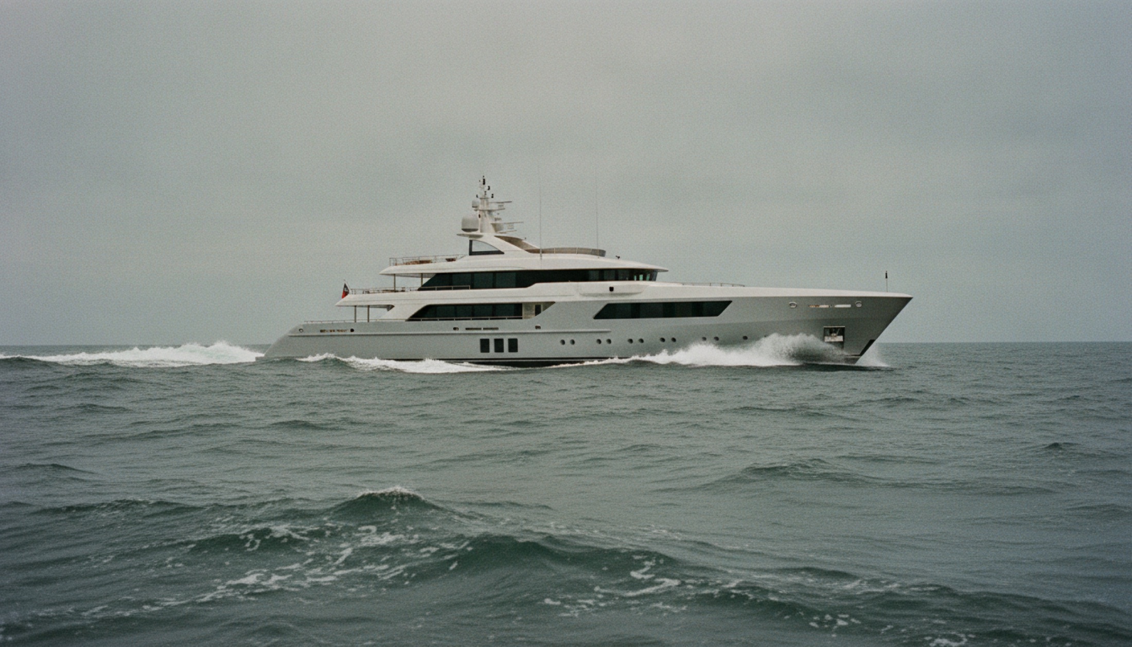 Heesen Sophia superyatı açık denizde seyir halinde, alüminyum gövde profil görünümü