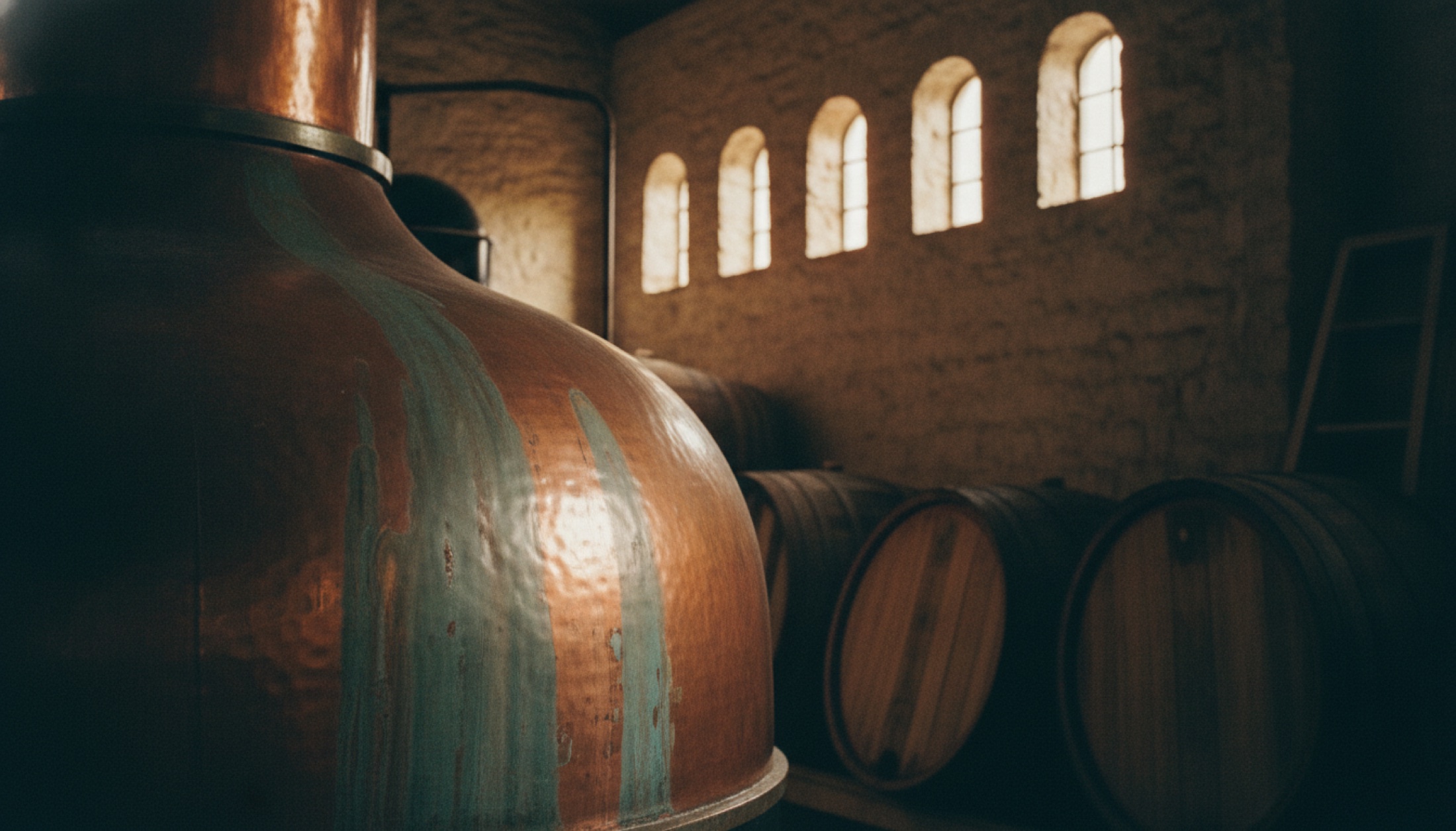 Piccadily Distillery'nin bakır pot still kazanları ve Himalaya eteğinin damıtma atmosferi