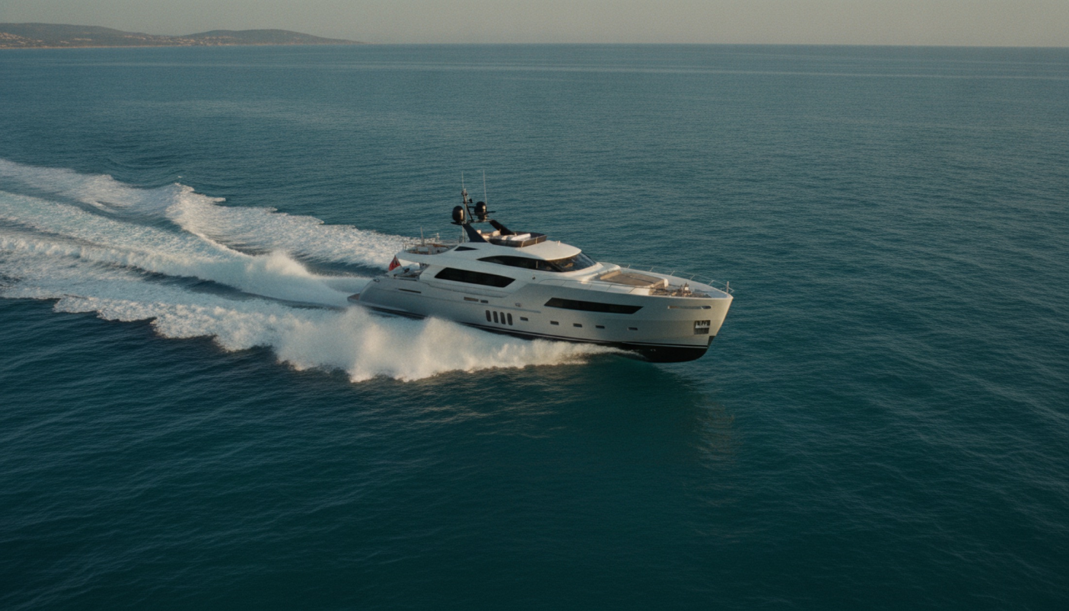 ISA Viper 130 planing yat, Akdeniz'de sürat seyri, yan profil