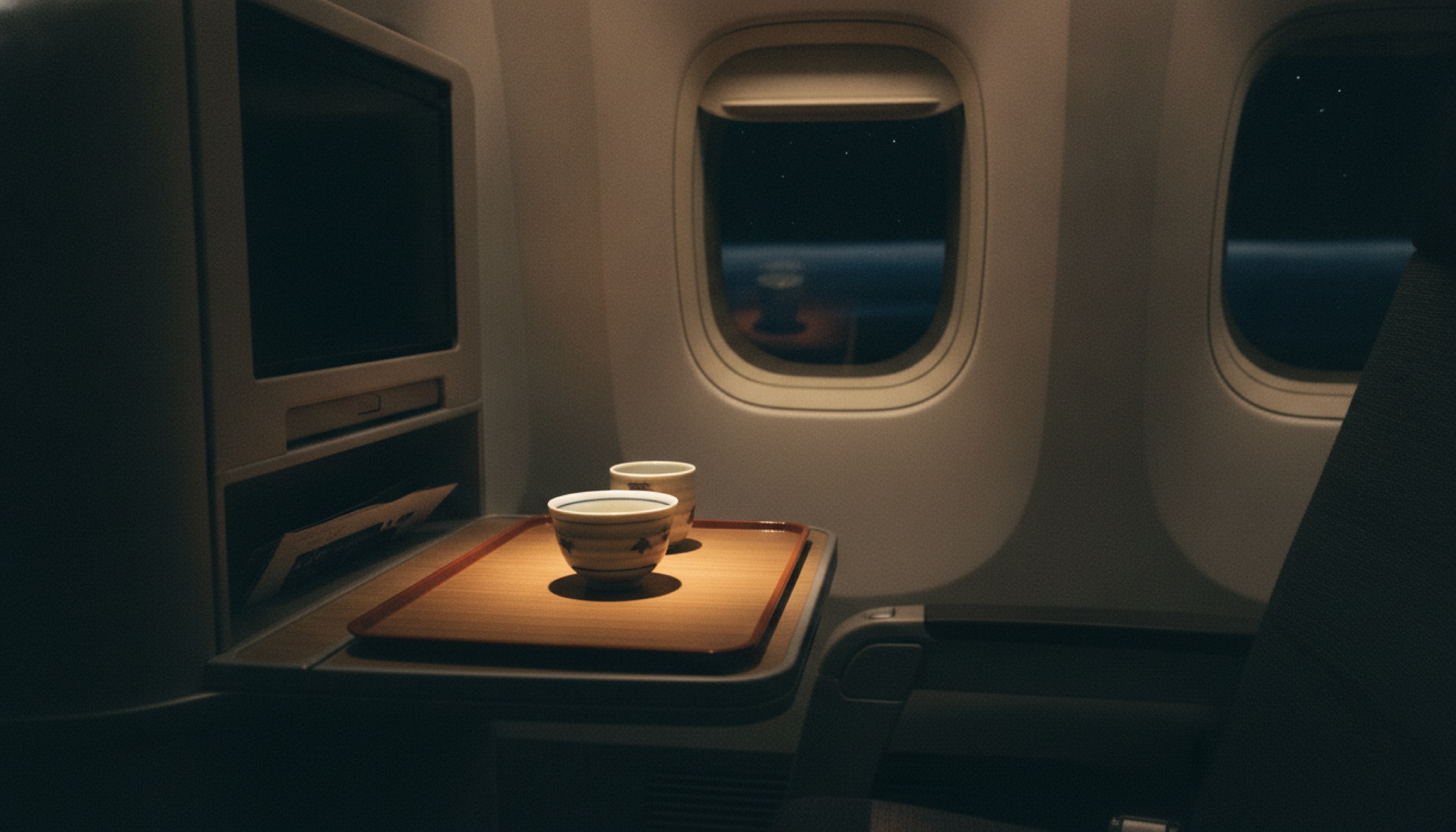 JAL 787-9 business class kabininde gece Pasifik uçuşu sırasında Japon mutfağı servisi