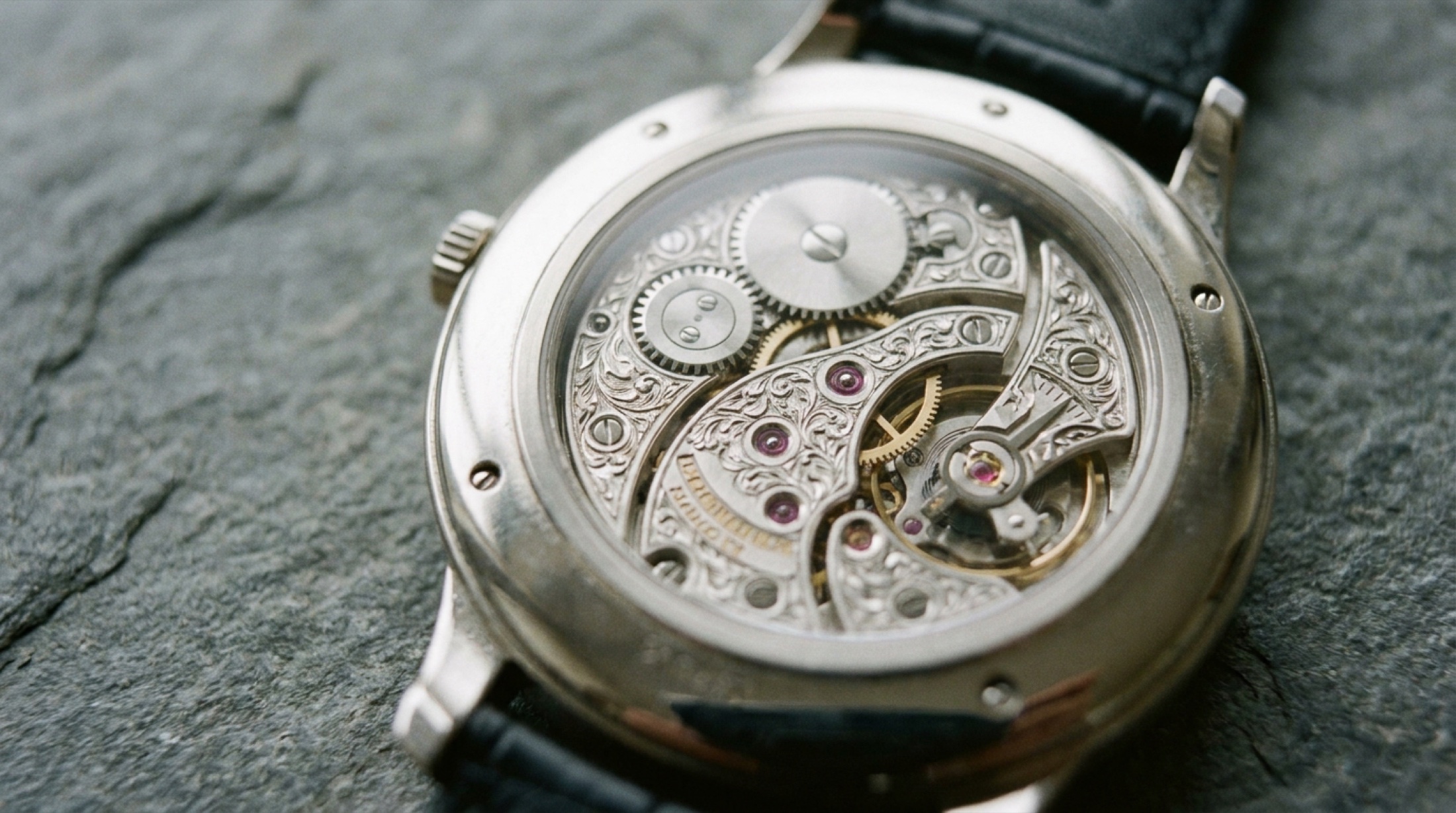 A. Lange & Söhne Saxonia Annual Calendar hareketi görünen cam arka kapak