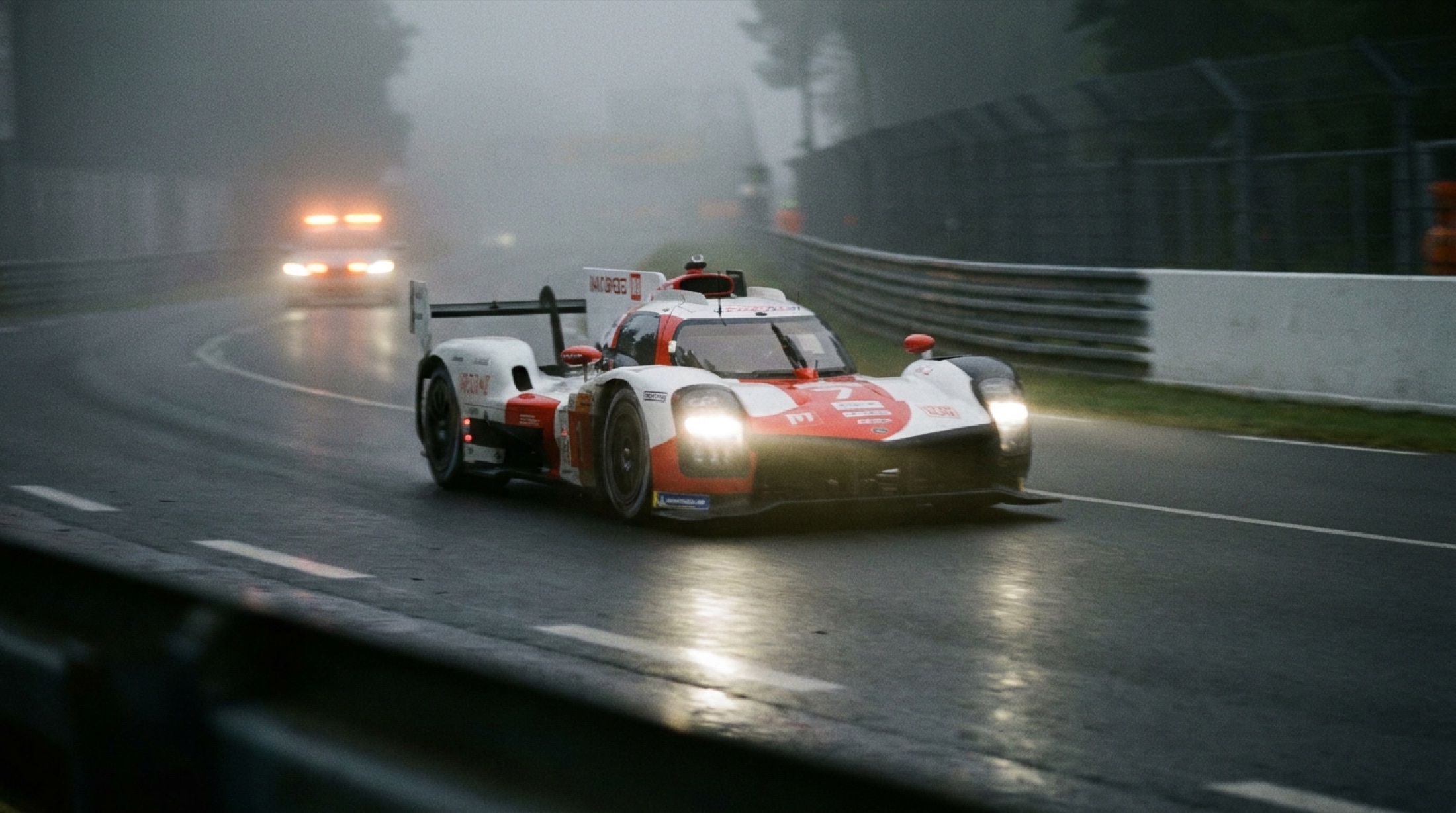 Toyota GR010 Hybrid Le Mans sabah karanlığında hız yaparken