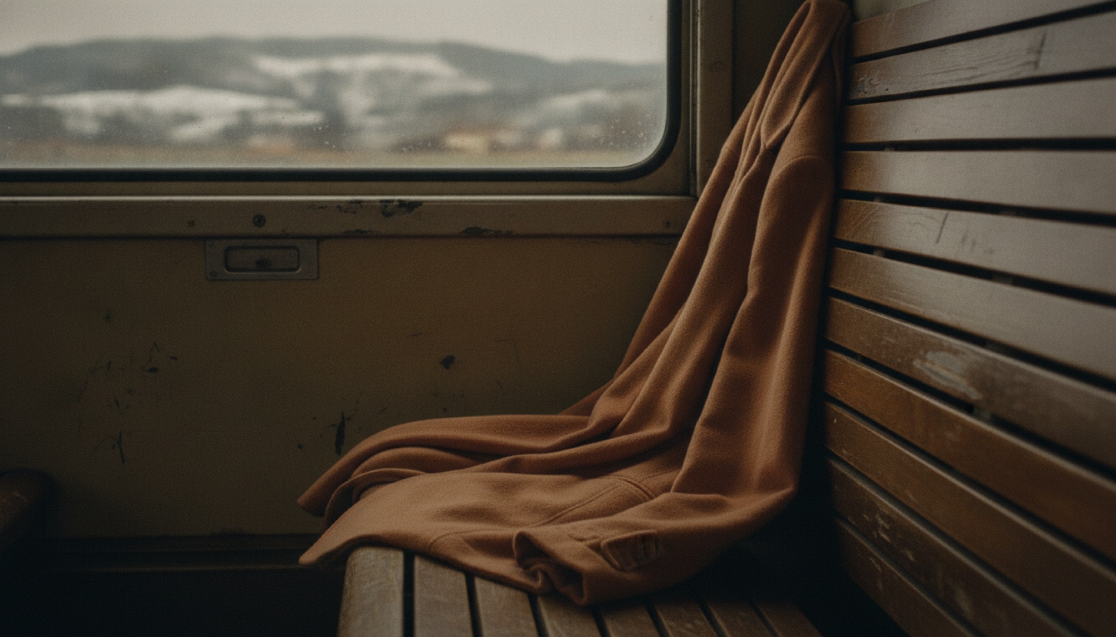 Loro Piana FW26 Rovasenda ceketi tren kompartımanında, Piedmont manzarası arka planda