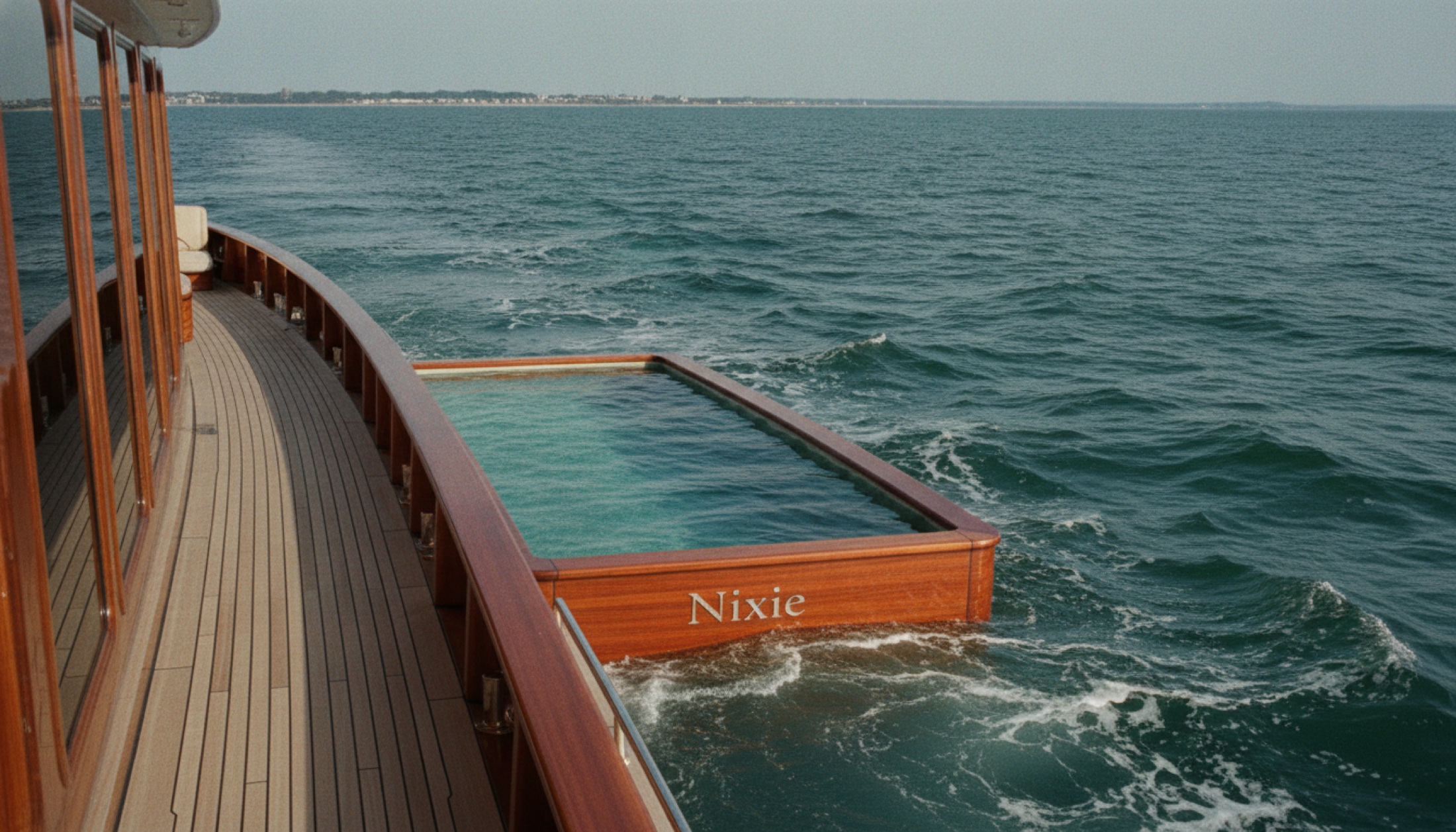 Lürssen Nixie 102.4 metrelik motor yatı deniz üzerinde seyir halinde