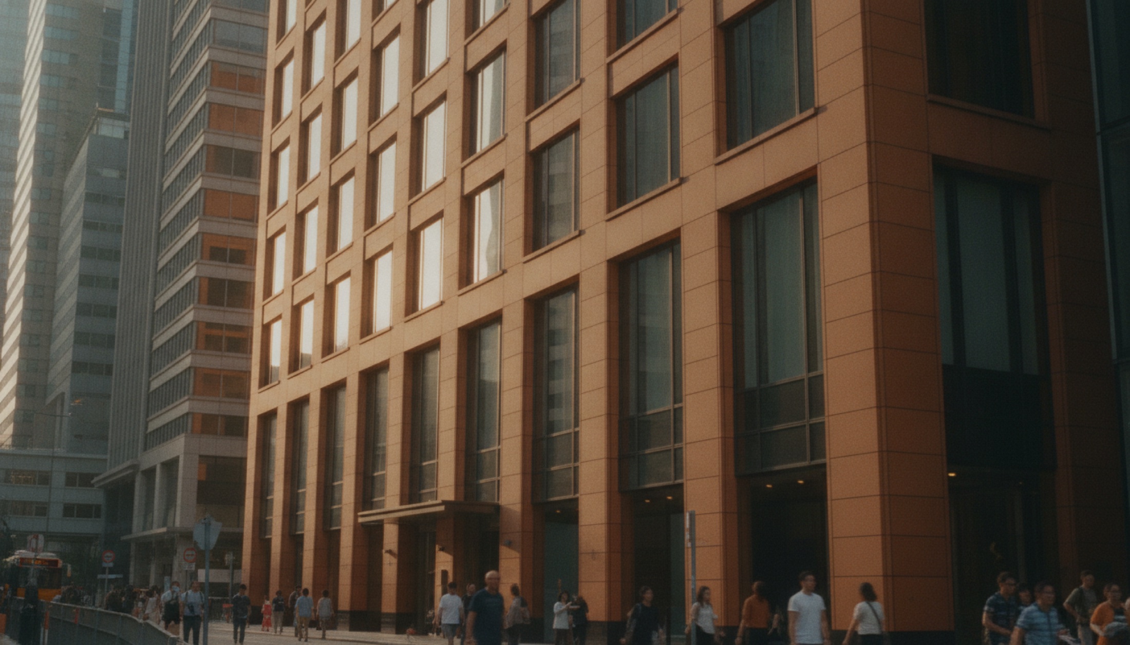 Mandarin Oriental The Landmark Hong Kong'un Central semtindeki terracotta kaplı cephesi
