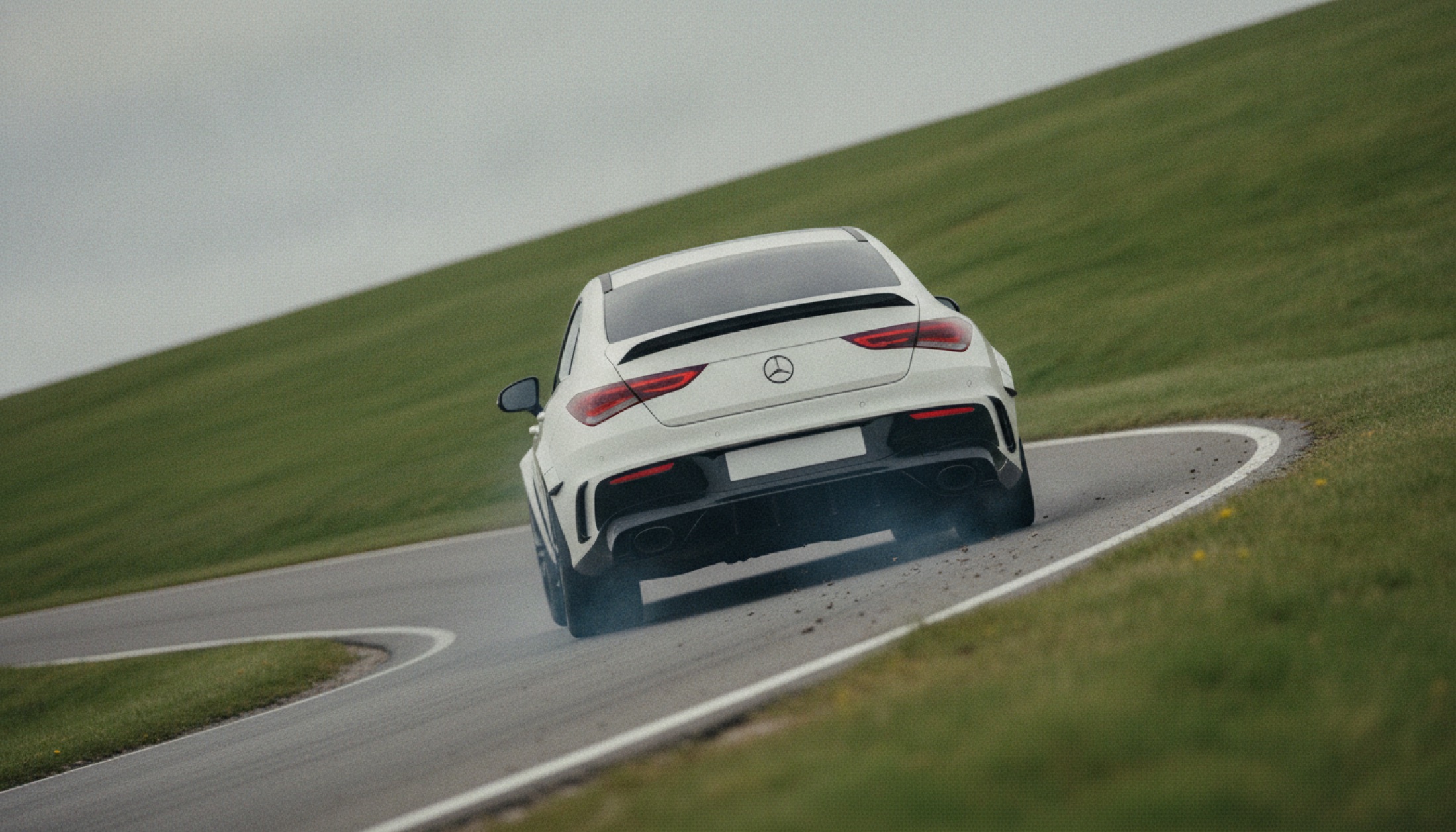 Mercedes-AMG CLA 45 EV sedan, Goodwood Hız Festivali pist çıkışında yandan görünüm