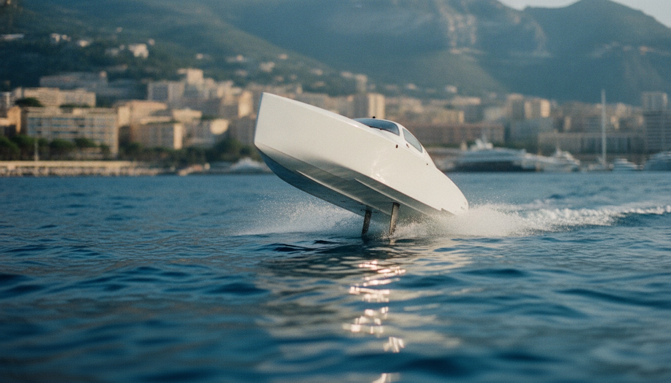 Monaco Limanı'nda su üzerinde foil ile süzülen elektrikli yarış teknesi, Monaco Energy Boat Challenge 2026