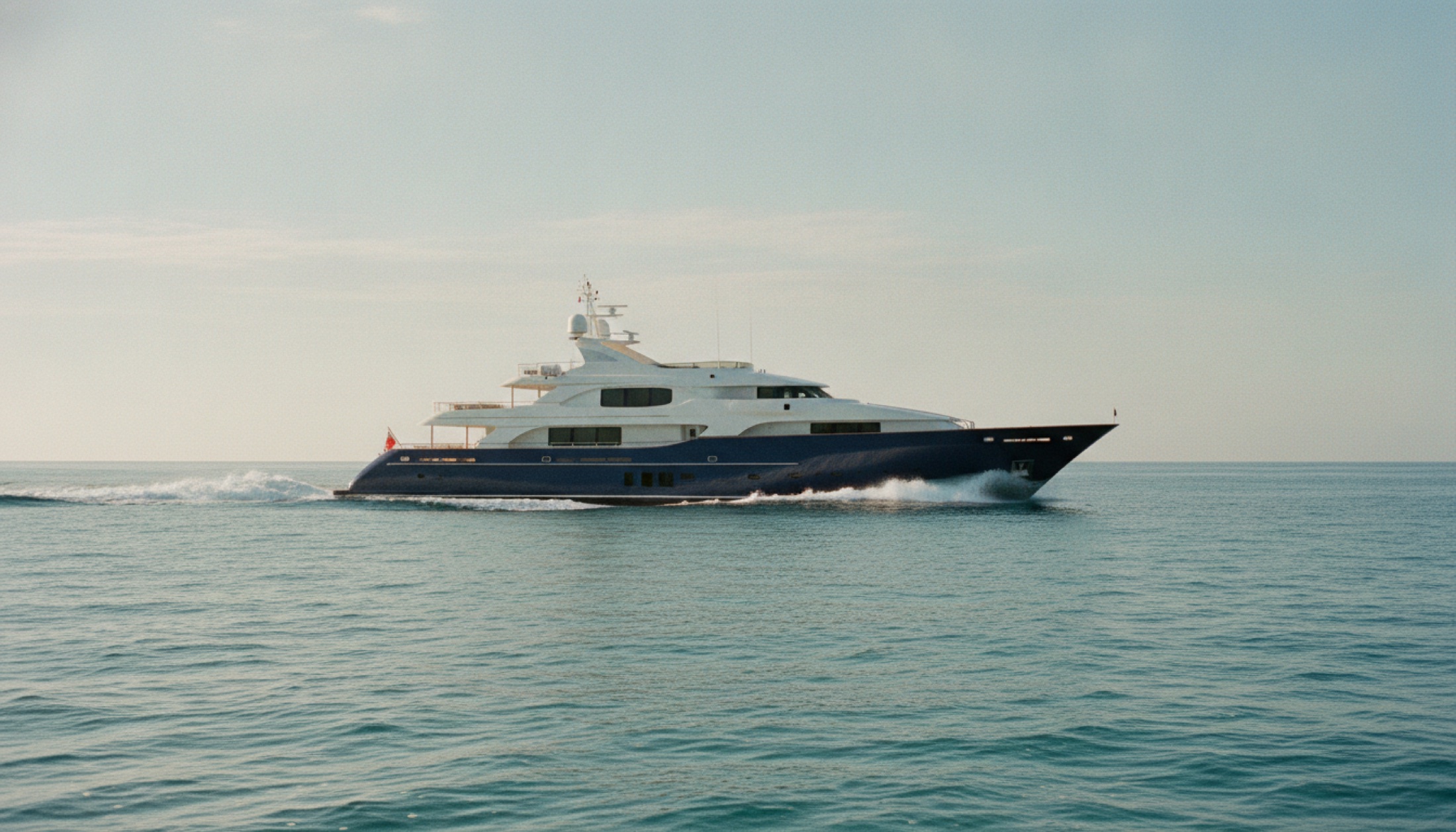 Dolphin blue metalik gövdeli Netto II süperyatı açık sularda profil görünüm