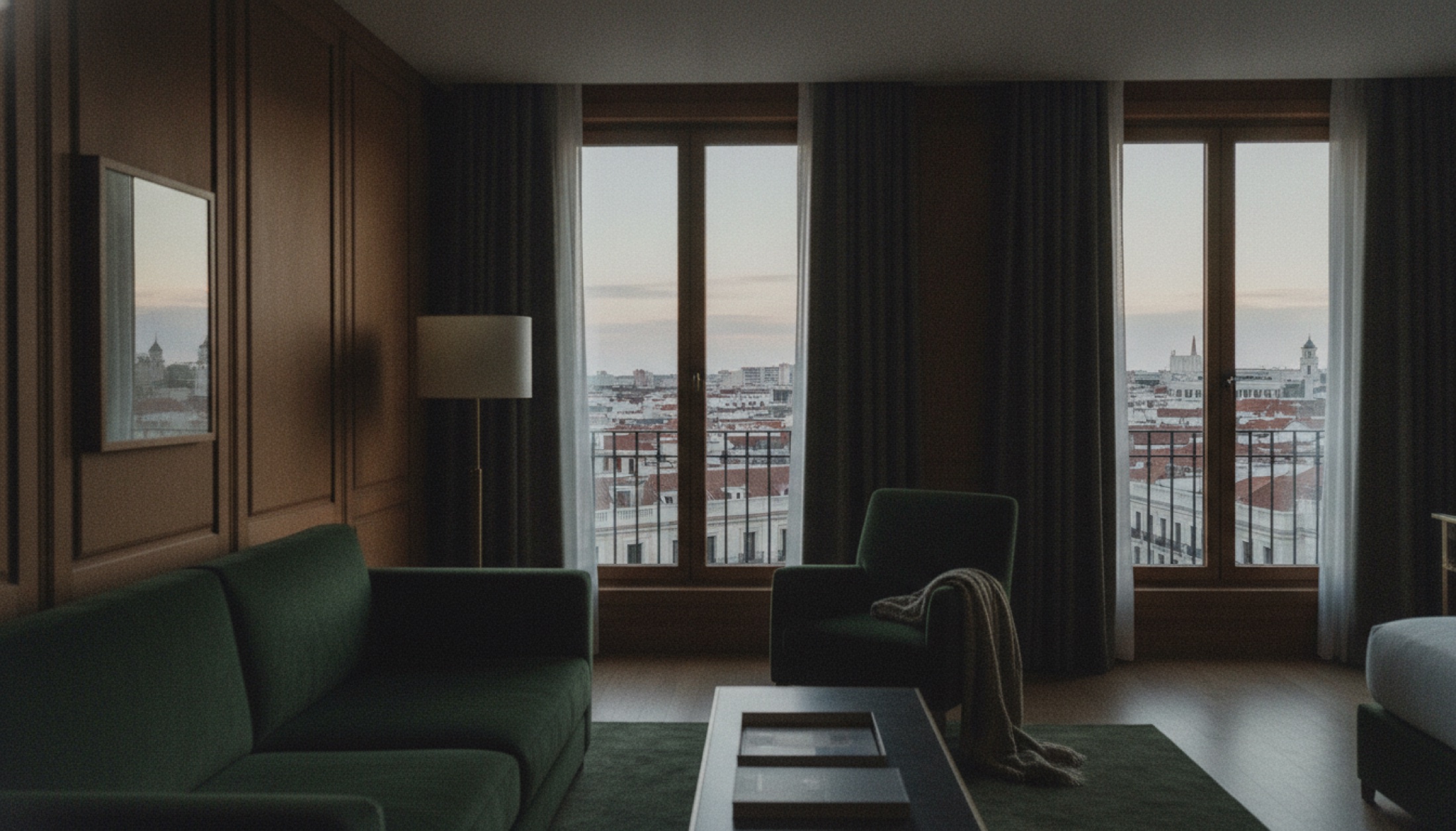 Nobu Hotel Madrid'in Las Cortes semtinde yer alan oda içi — ahşap tonları ve Madrid çatı silüeti