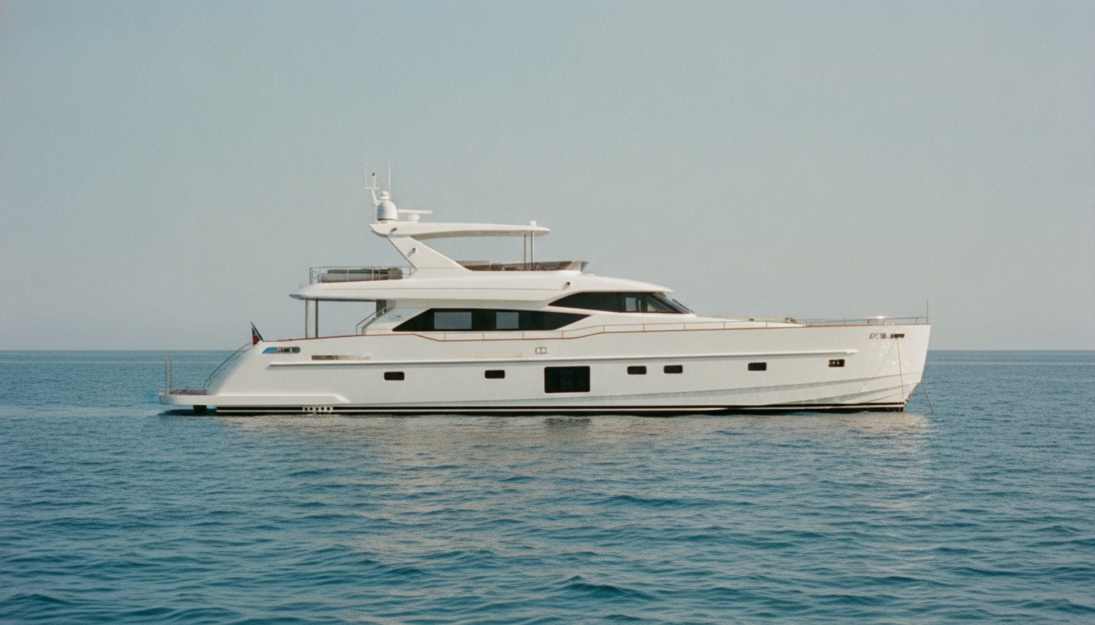 Numarine 39MXPC'nin temiz yatay çizgili gövdesi Akdeniz'de demirlemiş
