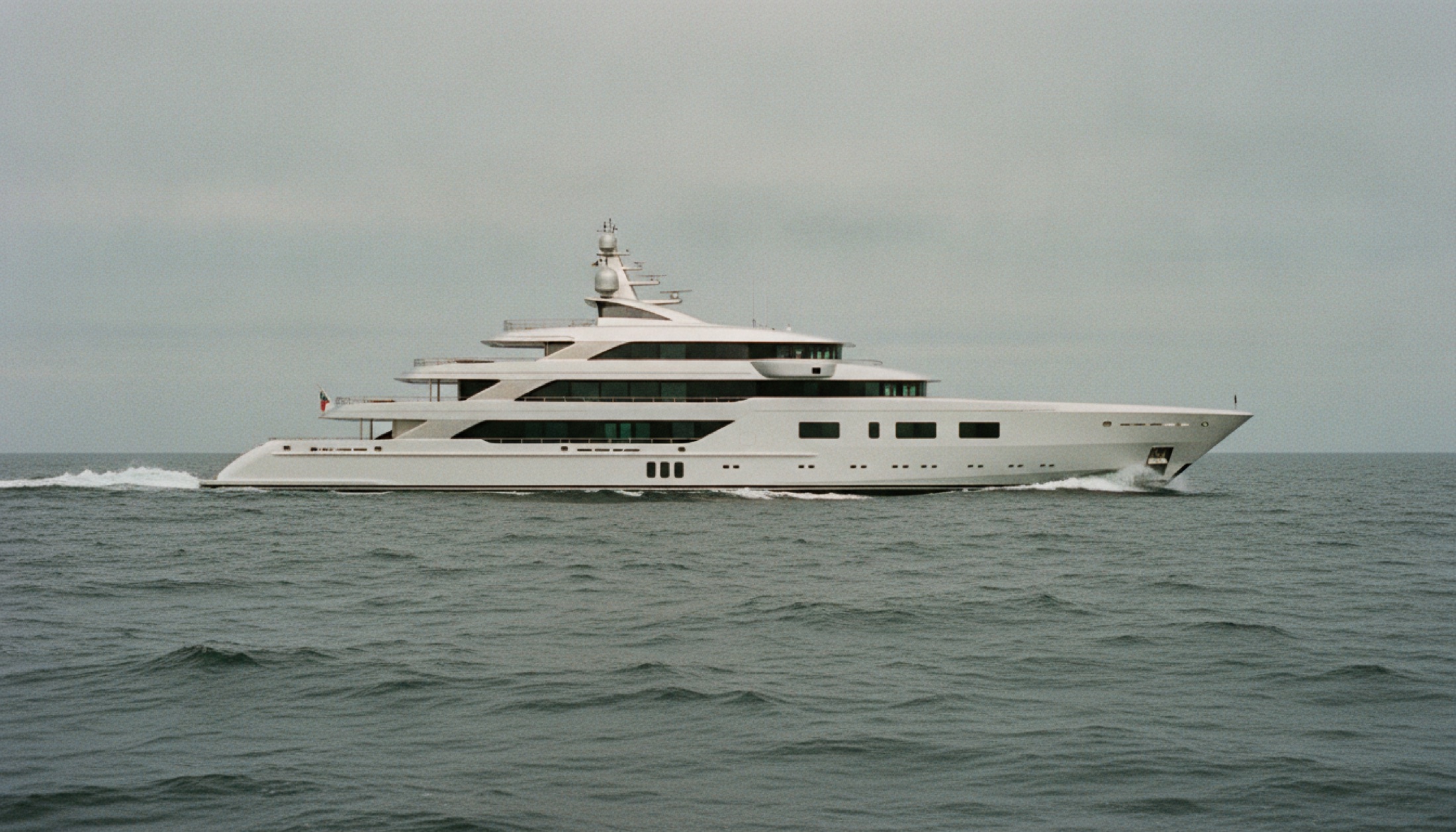 Oceanco Leviathan'ın 111 metrelik gövdesi açık denizde