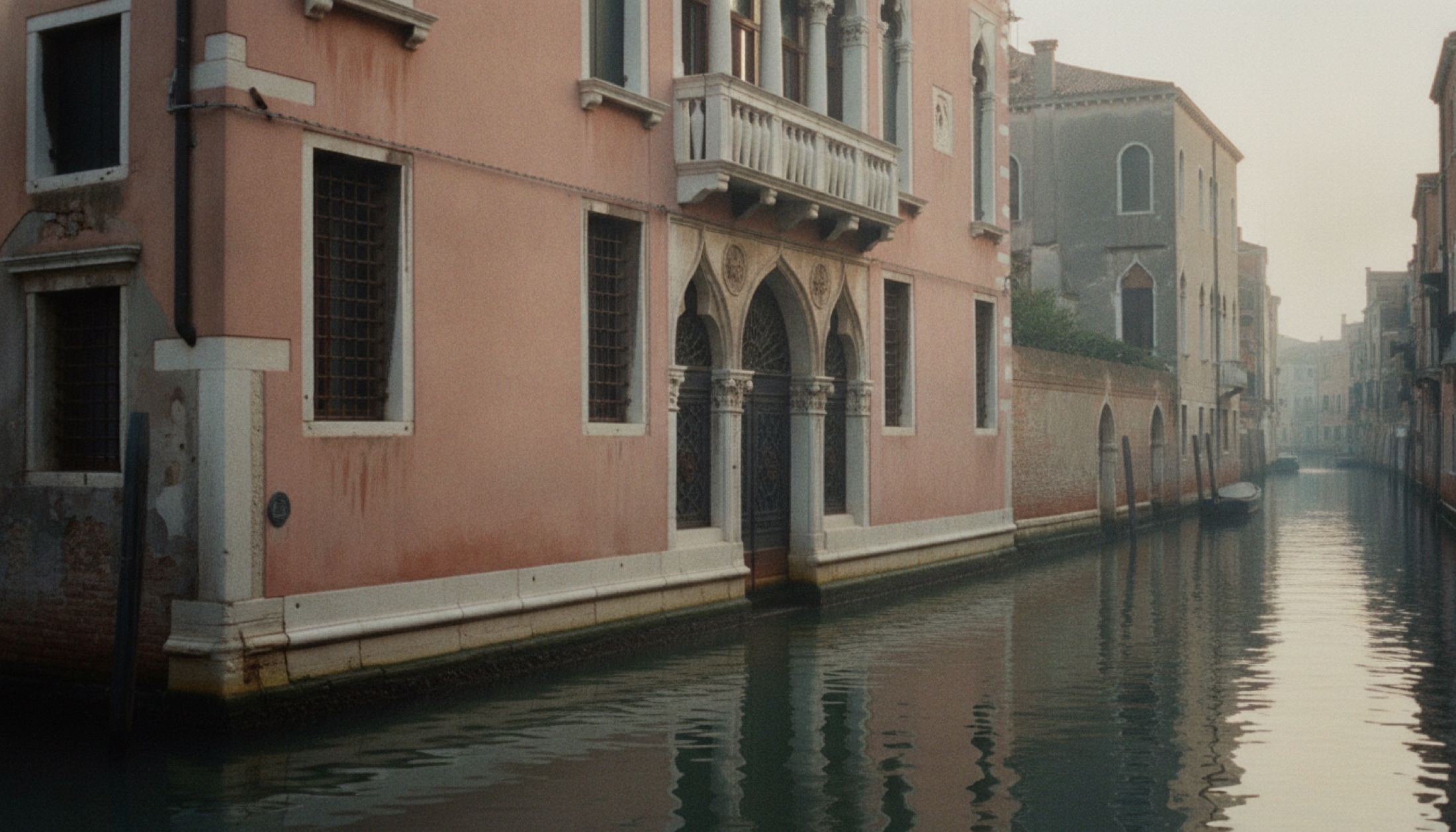 Cannaregio kanalından sabah ışığında görülen Palazzo Donà Giovannelli cephesi