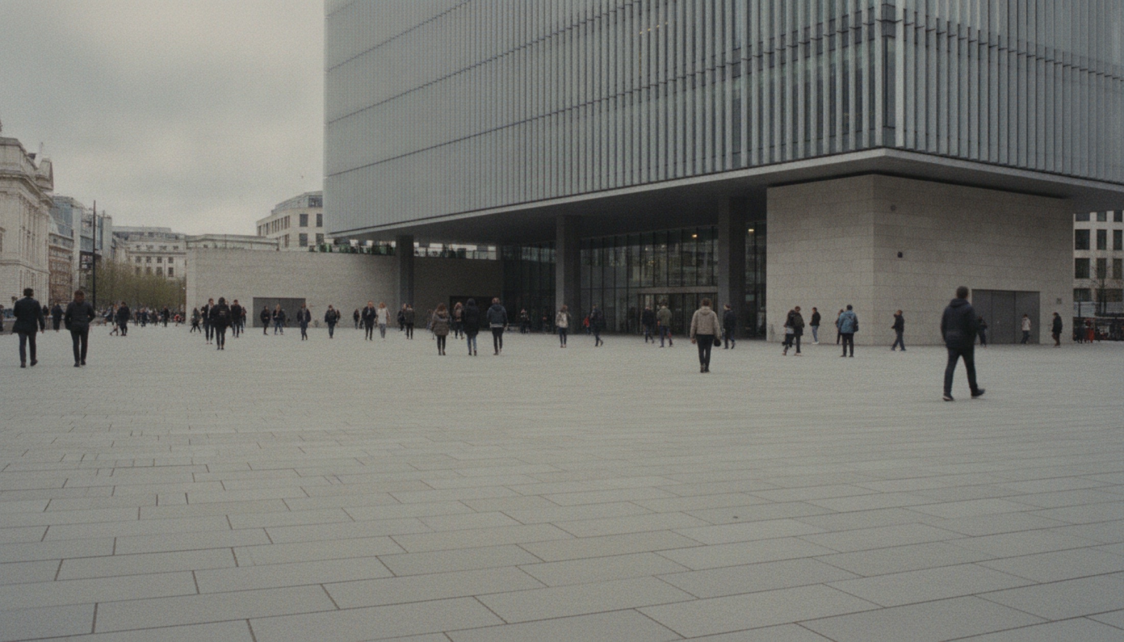 Paddington Square piazzası: bulutlu Londra gündüzünde geniş açı mimari fotoğraf, uzakta yürüyenler