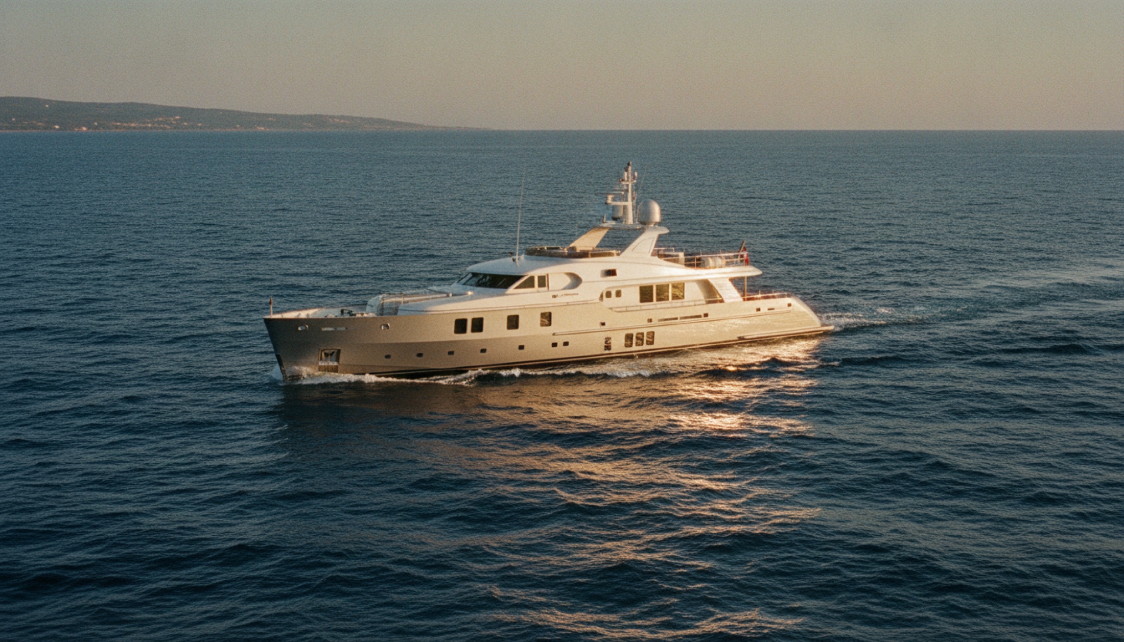 Perini Navi Fantasy, Akdeniz'de seyir halinde — alçak güverte profili ve uzun su hattı silueti