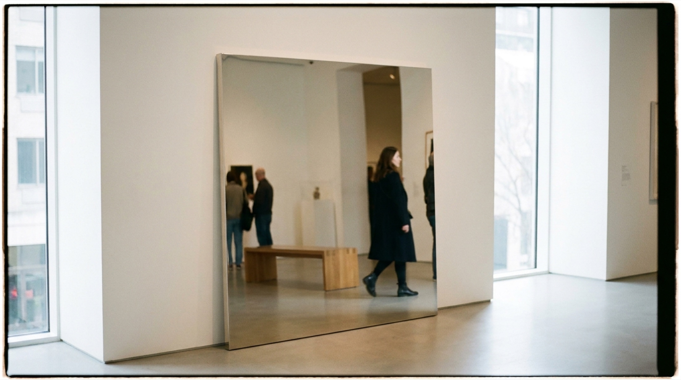 Parlak paslanmaz çelik yüzeyde serigrafi baskılı figür ve izleyicinin yansıması birleşiyor