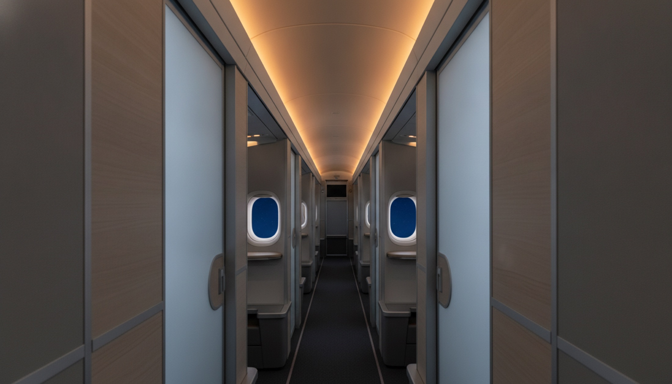 Geniş gövdeli yolcu uçağı iç mekânı: First Class süit koridoru, kapalı süit kapısı ve gece uçuşuna ait mavi-amber ışık atmosferi