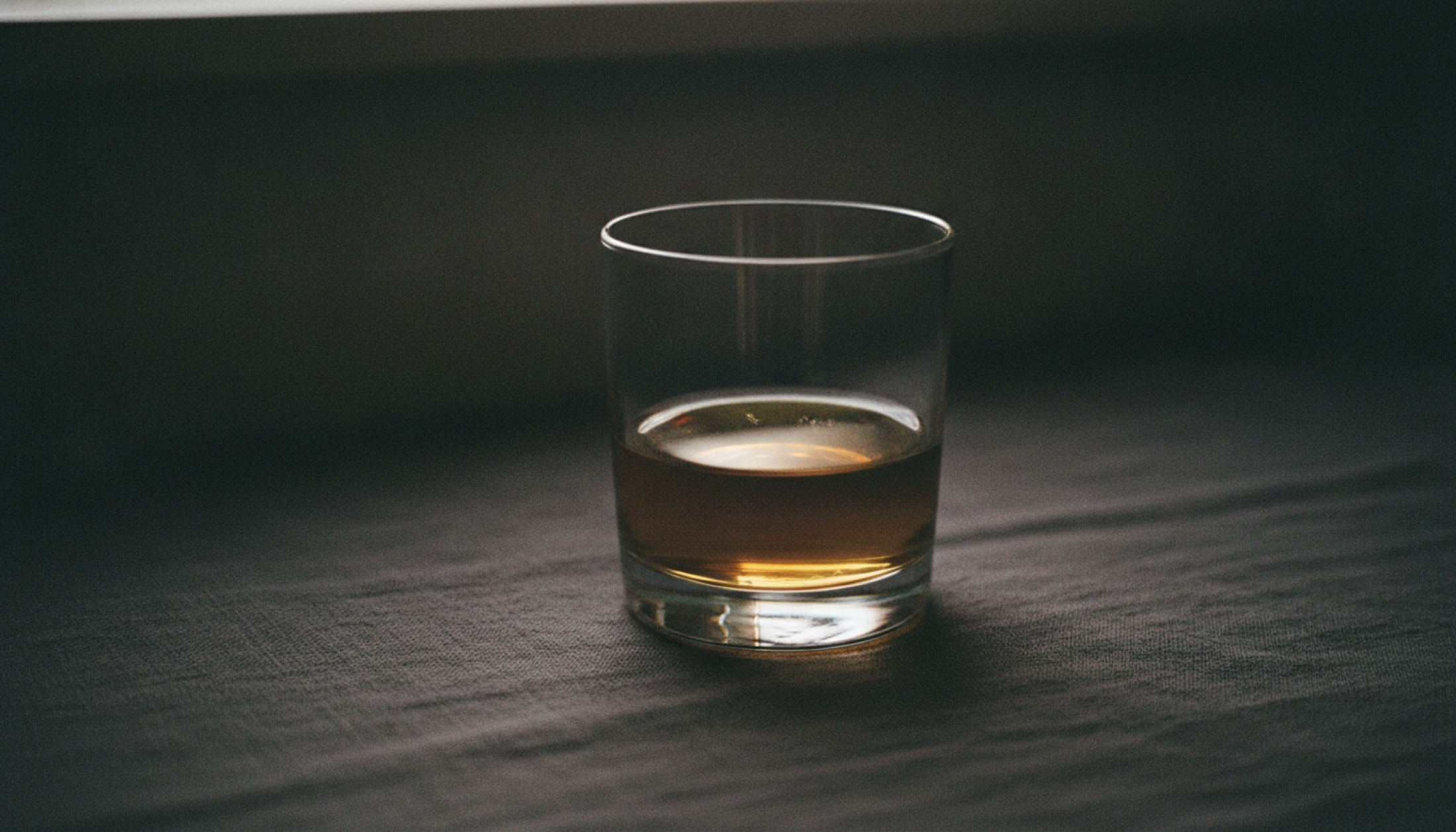 Redbreast Moscatel Wine Cask Edition — amber tonlu viski kadehi, doğal pencere ışığında